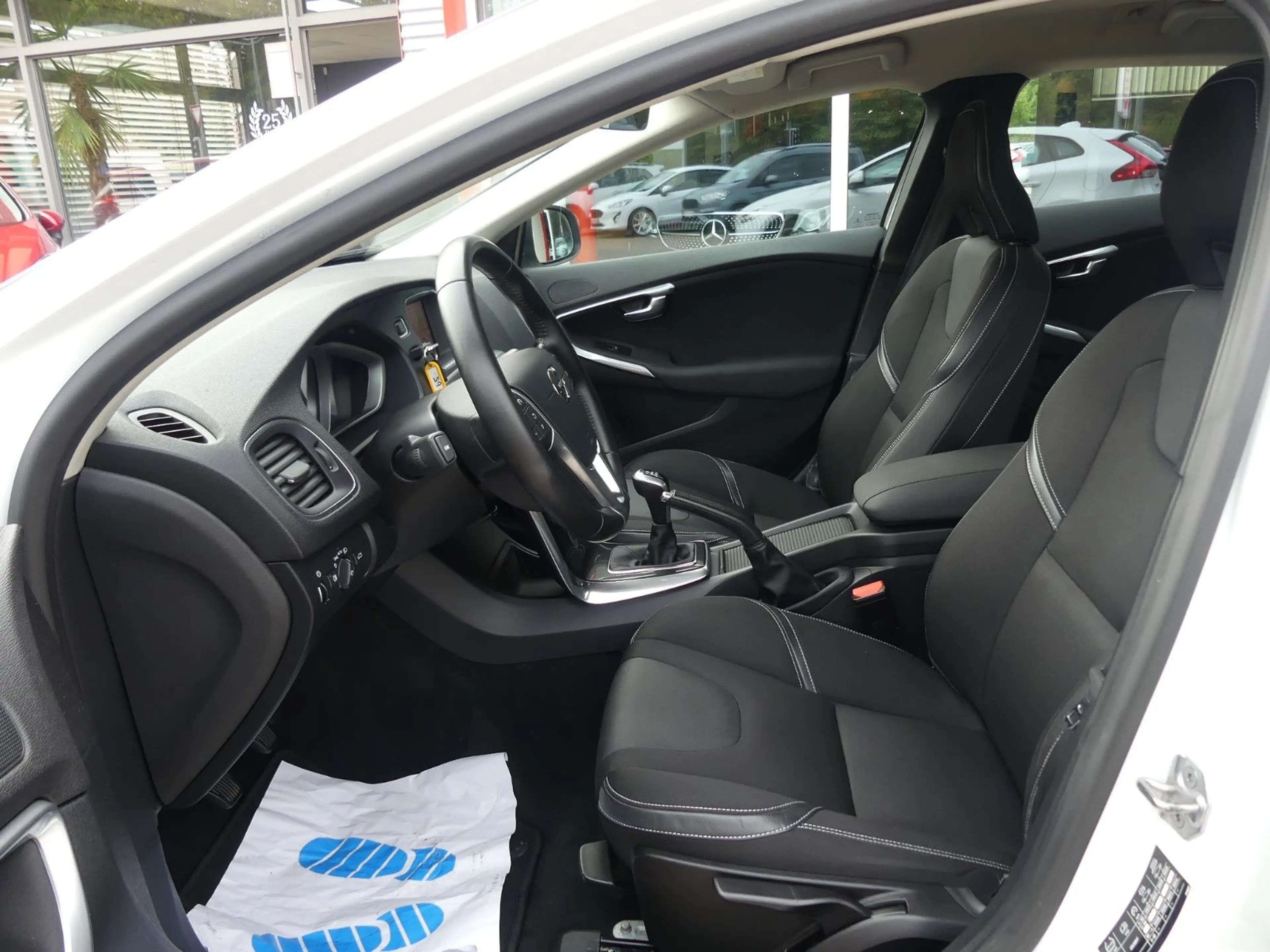 Volvo V40 Momentum*Navi*Sitzhzg*Kamera*AHK*LED — photo 10