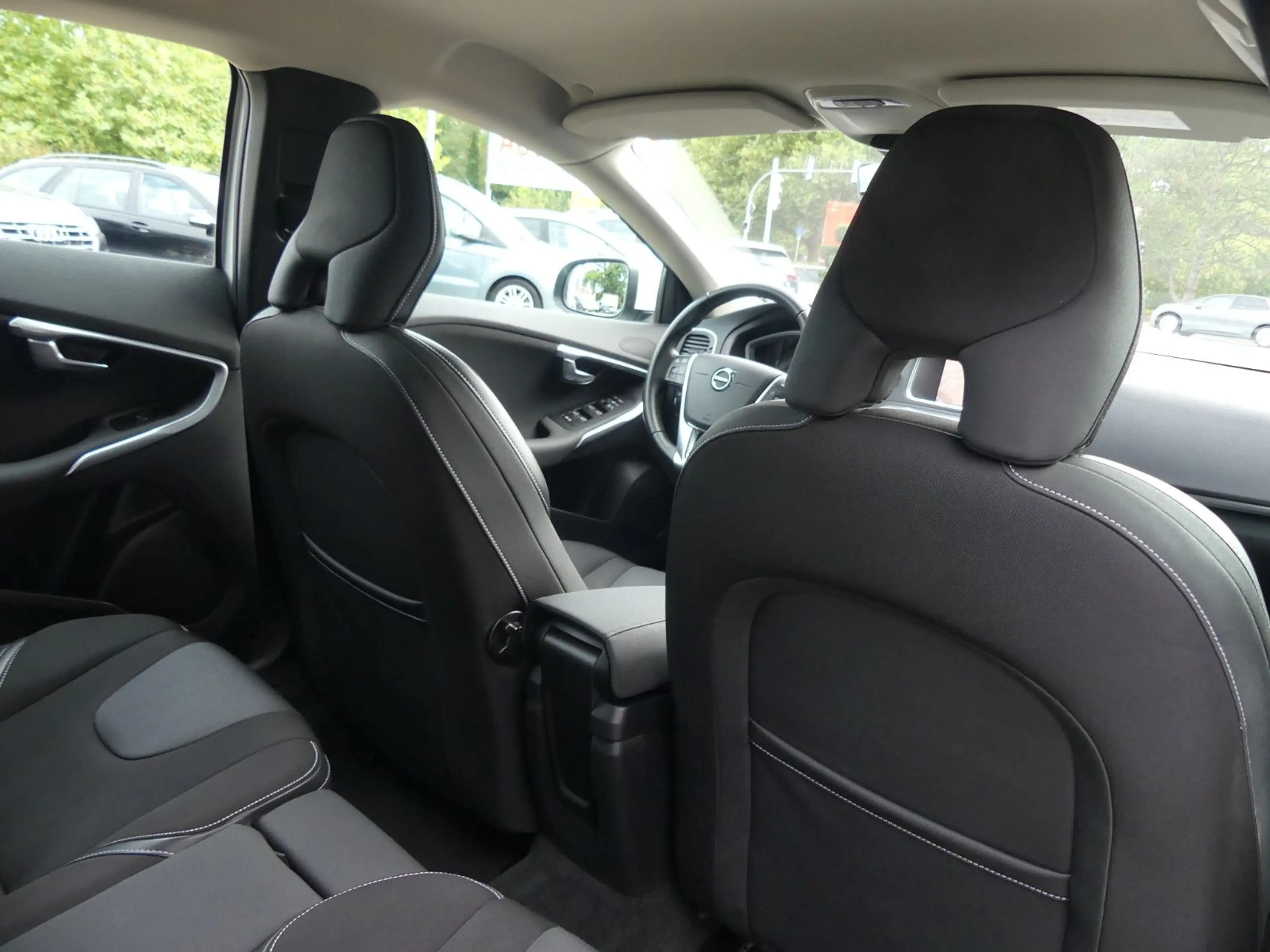 Volvo V40 Momentum*Navi*Sitzhzg*Kamera*AHK*LED — photo 24