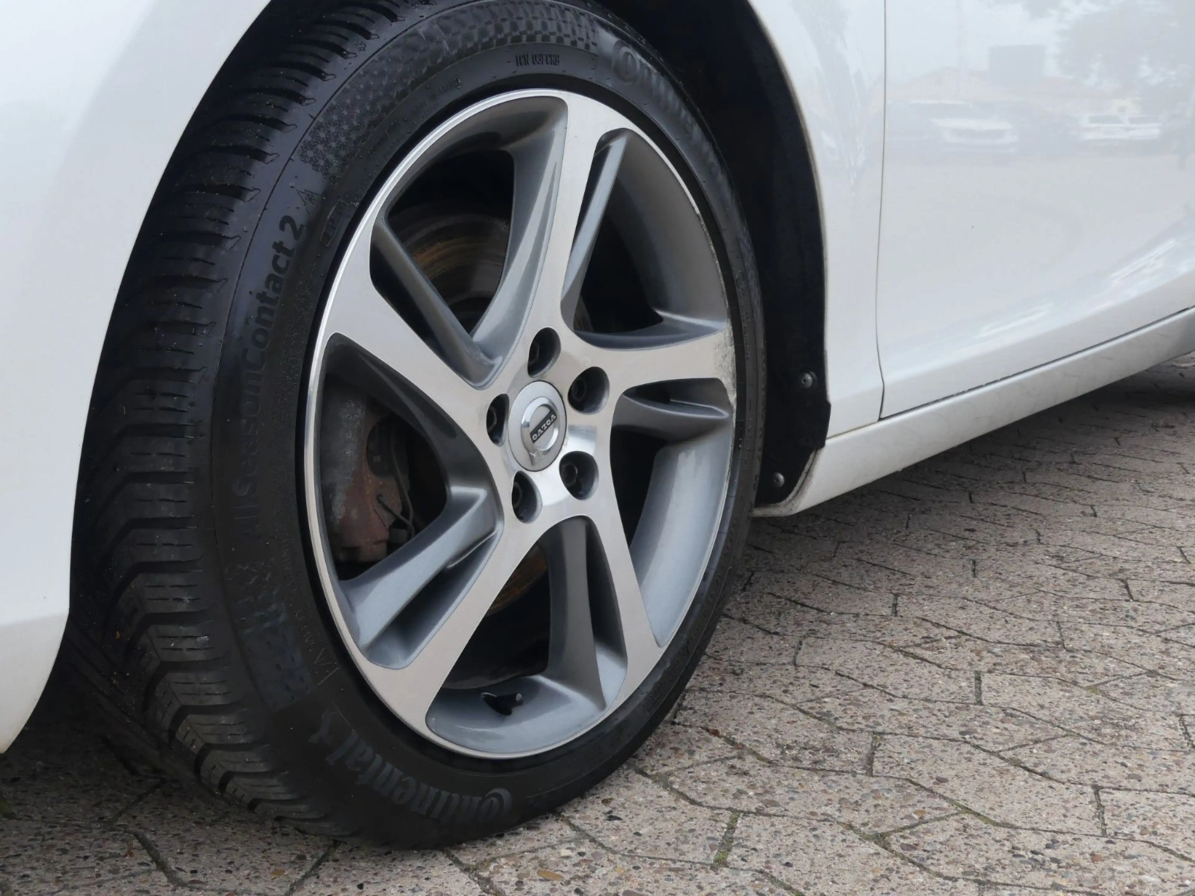 Volvo V40 Momentum*Navi*Sitzhzg*Kamera*AHK*LED — photo 26