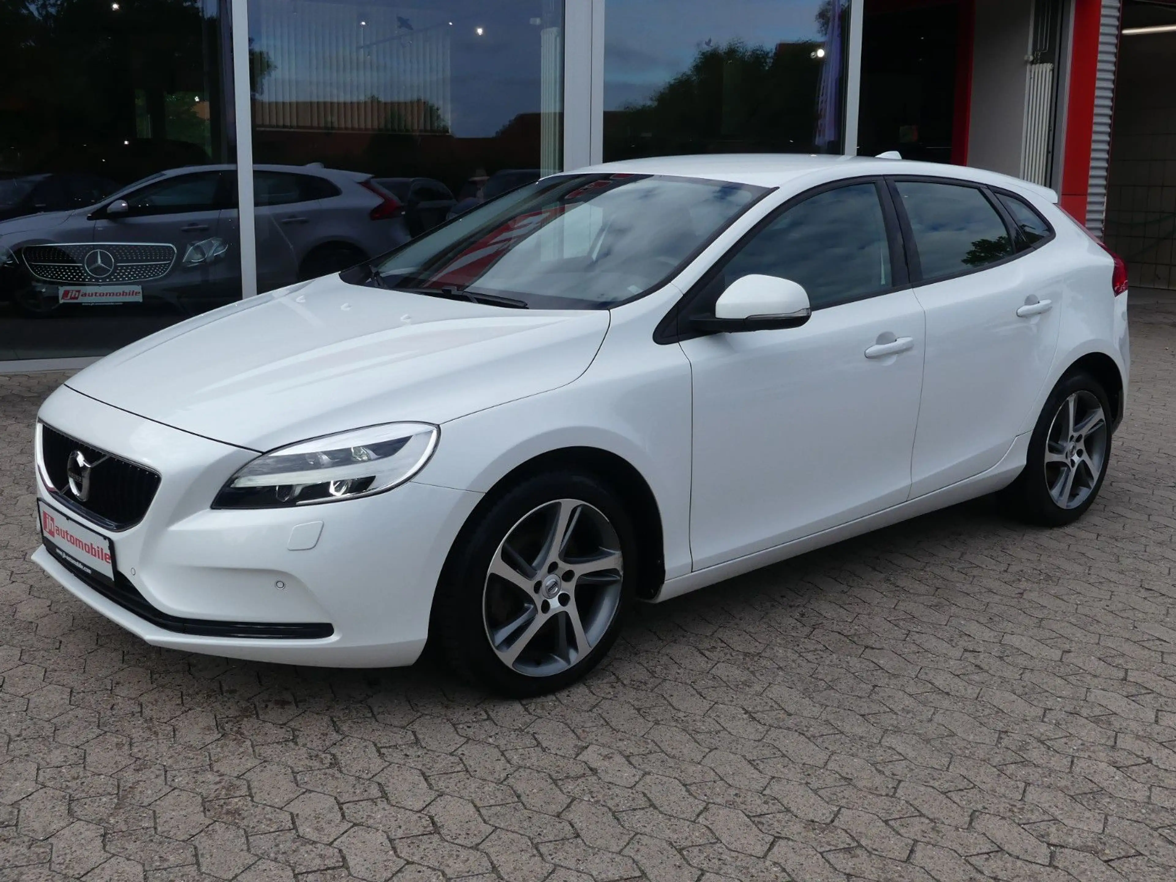 Volvo V40 Momentum*Navi*Sitzhzg*Kamera*AHK*LED — photo 2