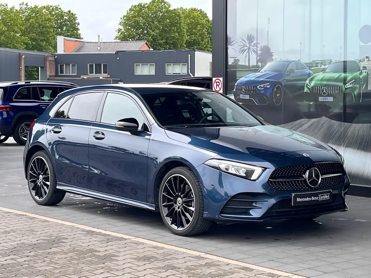 Mercedes-Benz A 250 e AMG Line Blau - 2