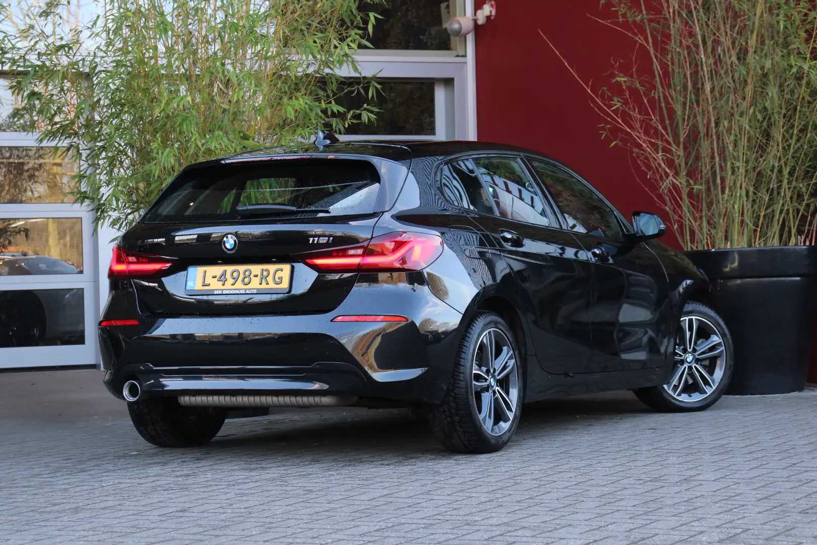 BMW 118 1-serie 118i High Executive | CarPlay | Stoelverwa Zwart - 2
