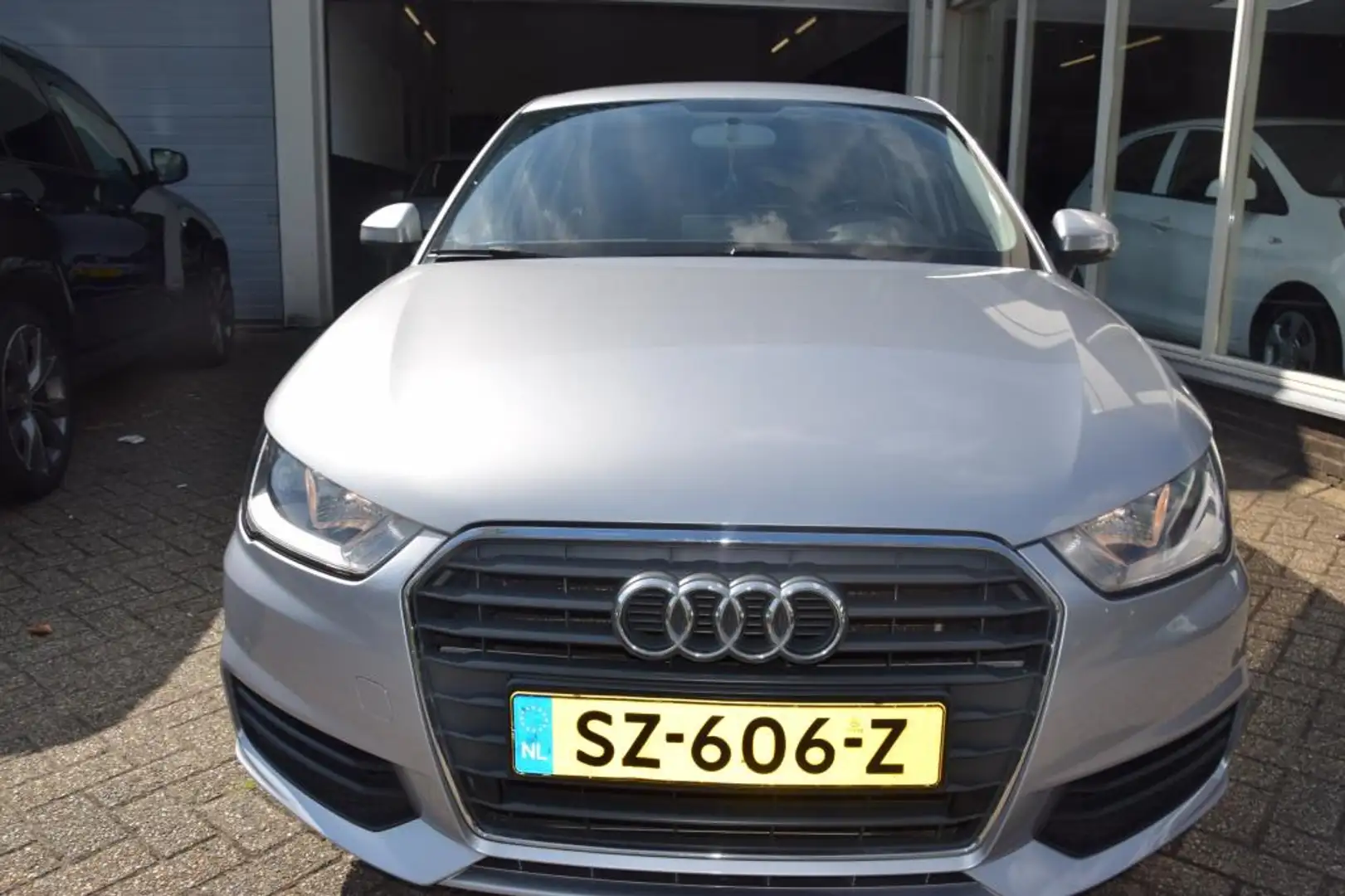 Audi A1 Sportback 1.0 TFSI Pro Line Gris - 2