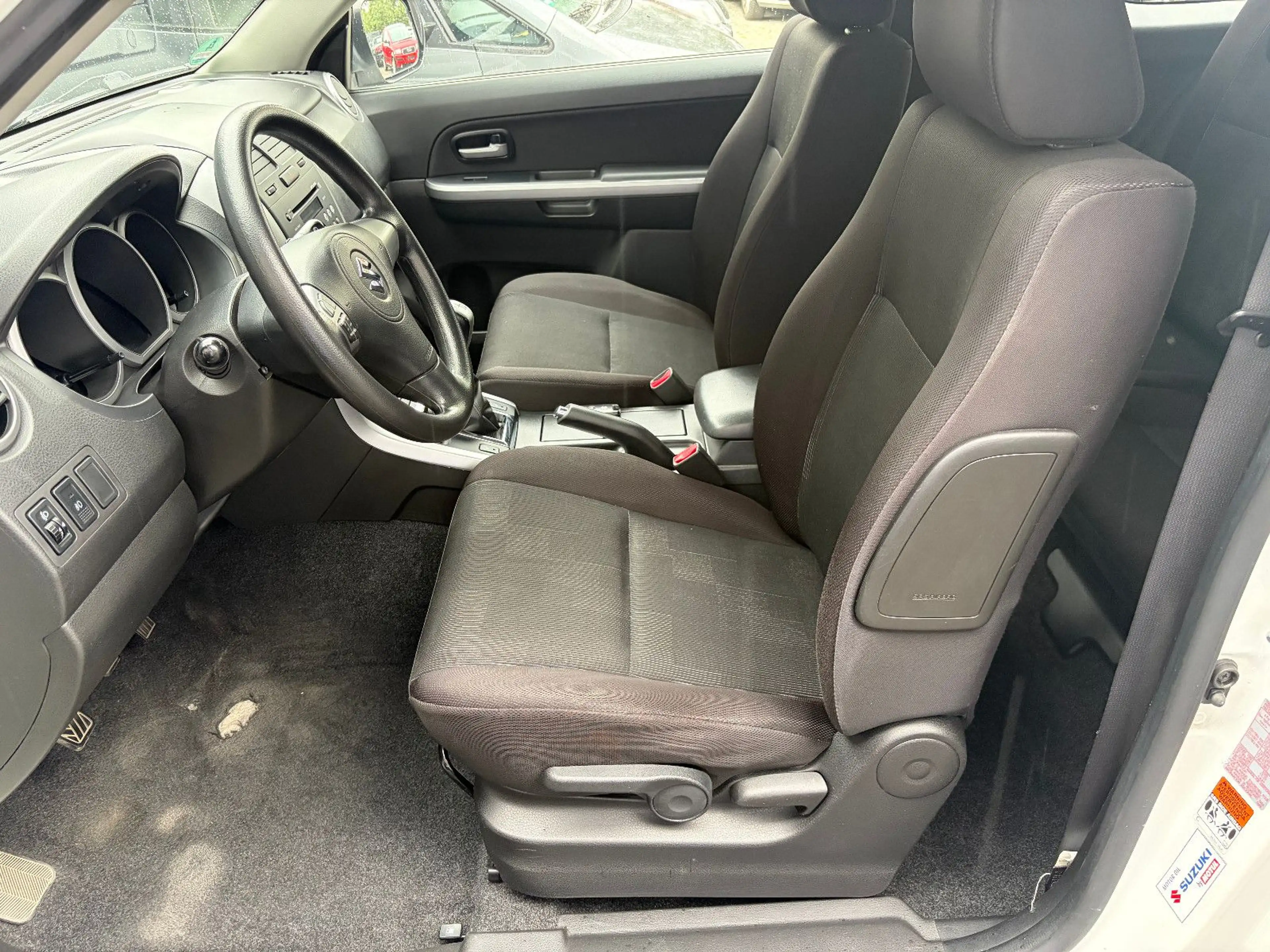Suzuki Grand Vitara 1.9 DDIS Comfort · 4x4 · PDC — photo 14