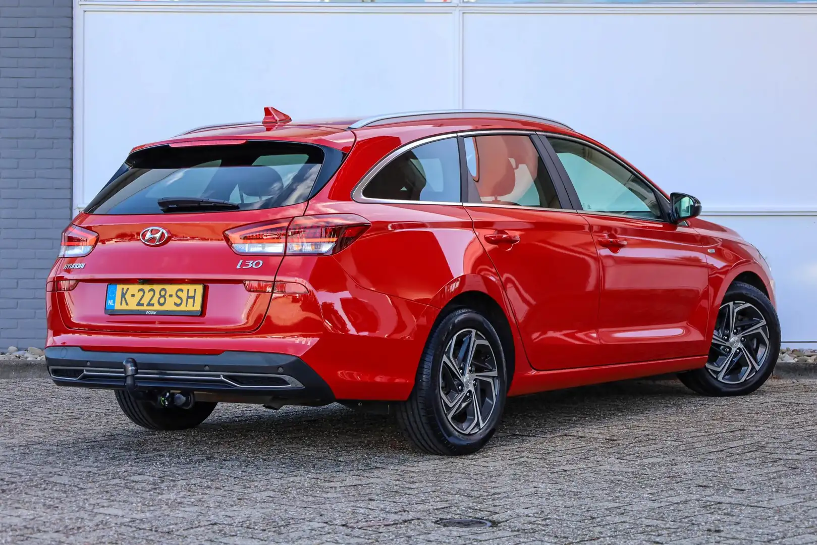 Hyundai i30 Wagon 1.5 T-GDi 160pk AUT MHEV Premium | Trekhaak Rood - 2