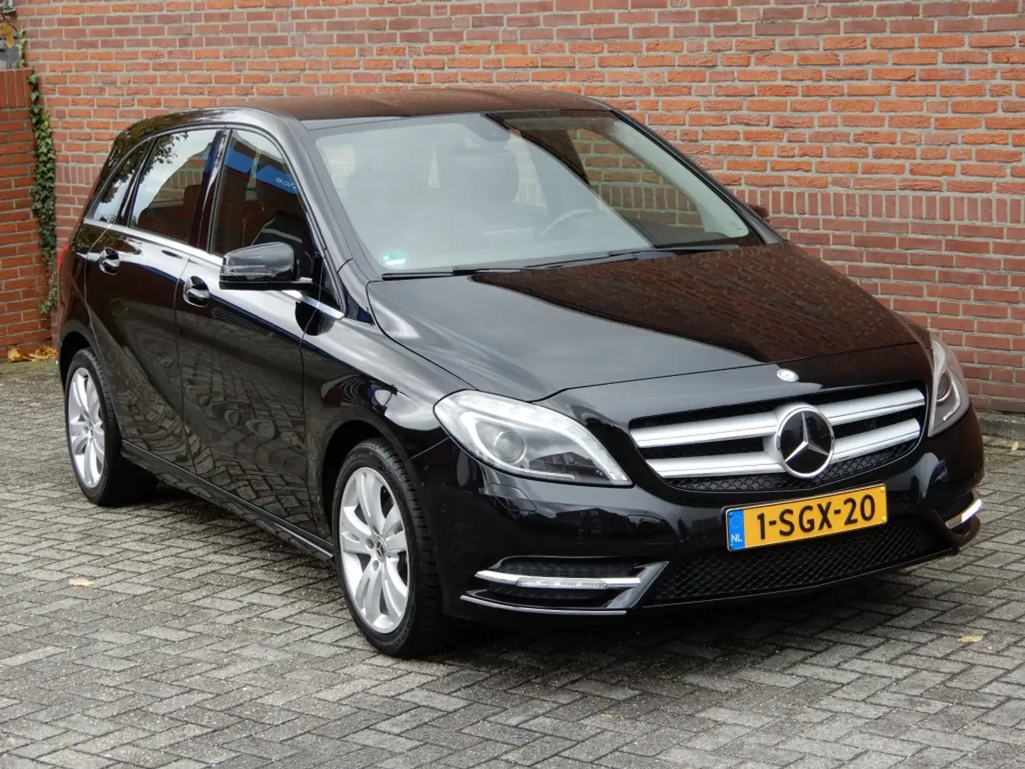 Mercedes-Benz B 180 180 AMBITION  automaat Zwart - 1
