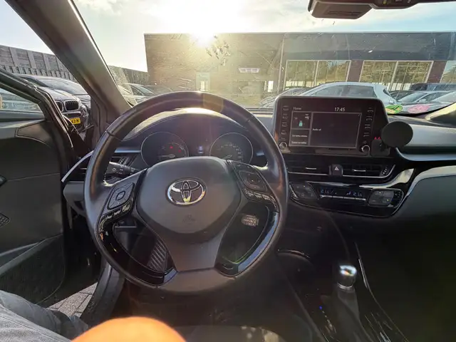 Toyota C-HR view 10