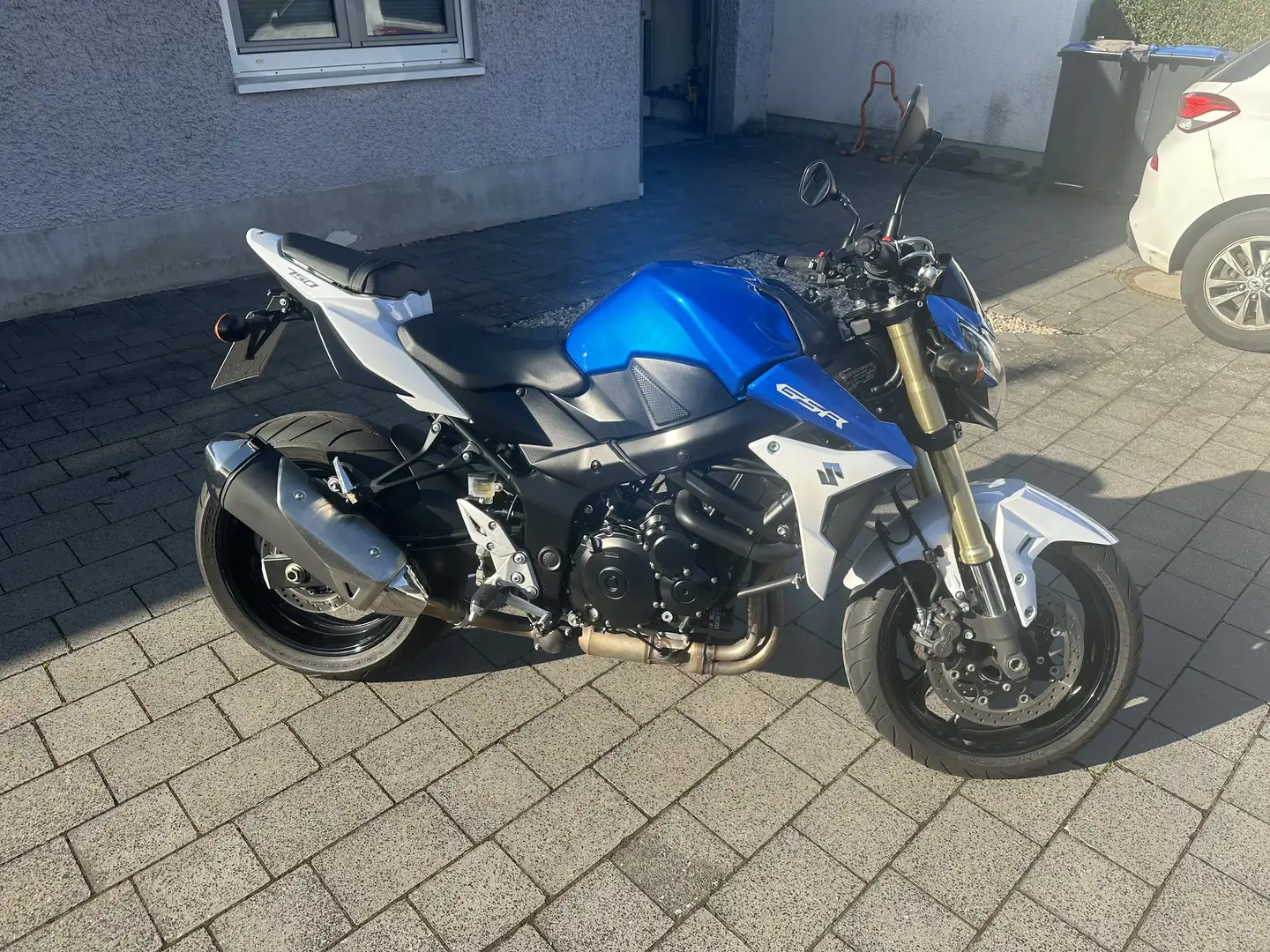 Suzuki GSR 750 Kék - 1
