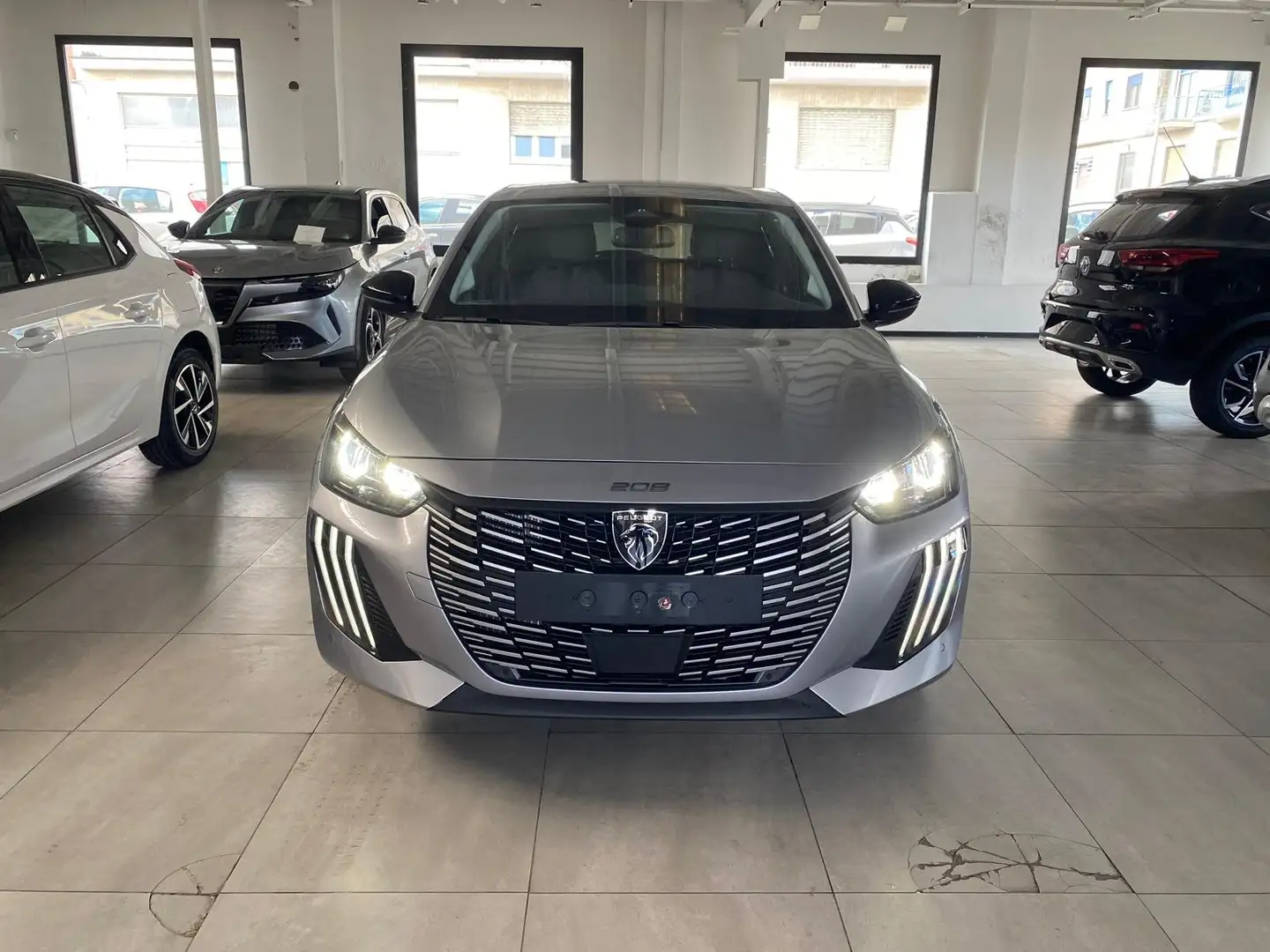 Peugeot 208 1.2 puretech 100cv Allure KM0 08/2025 Серый - 2