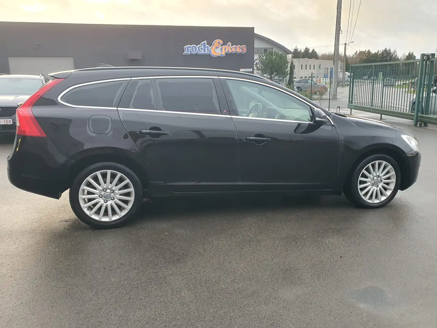 Volvo V60 V60 2.0 D3°EURO5 °CUIR°GPS°PDC° Zwart - 2