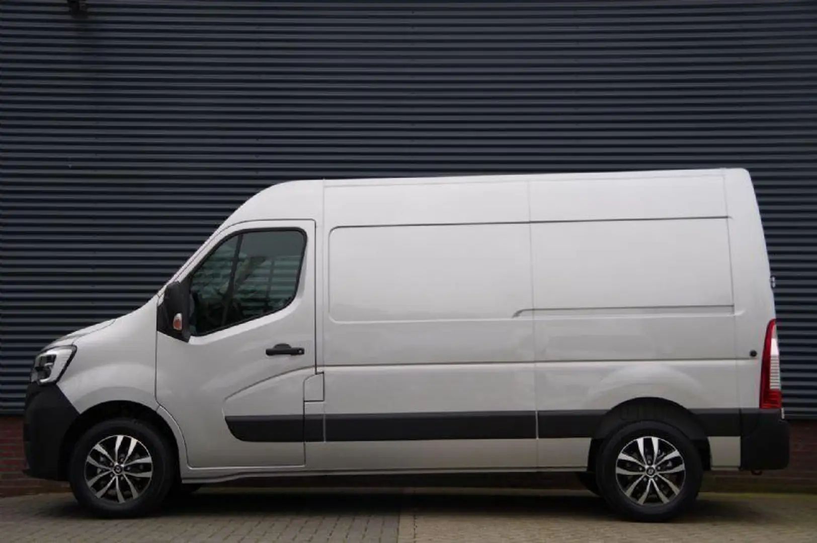 Renault Master T35 2.3 dCi 135PK L2H2 Work Edition CAMERA, NAVI, Zilver - 2