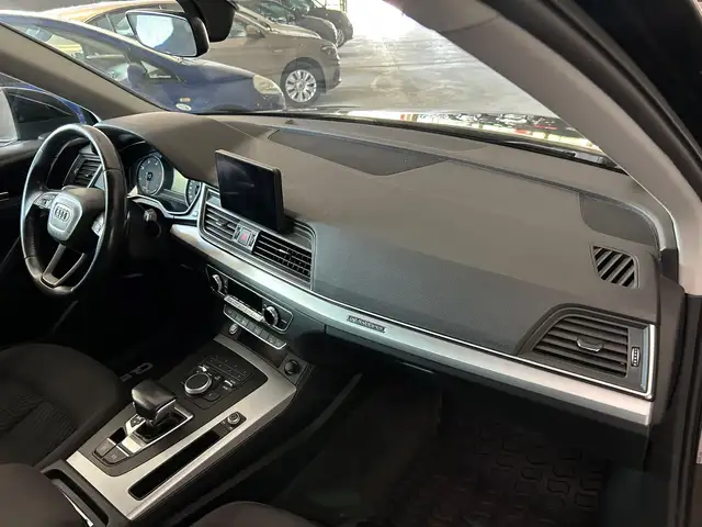 Audi Q5 view 12