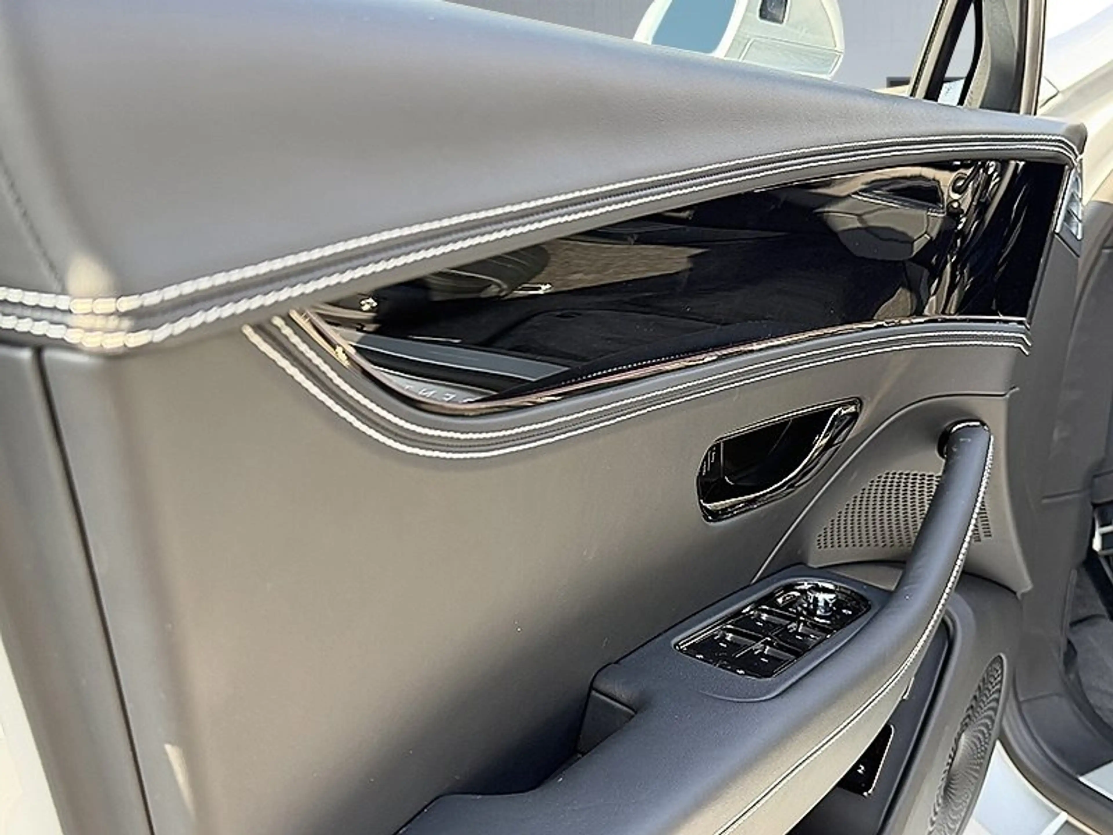 Bentley Flying Spur V8 Hybrid *B&O*Rotating* — photo 11
