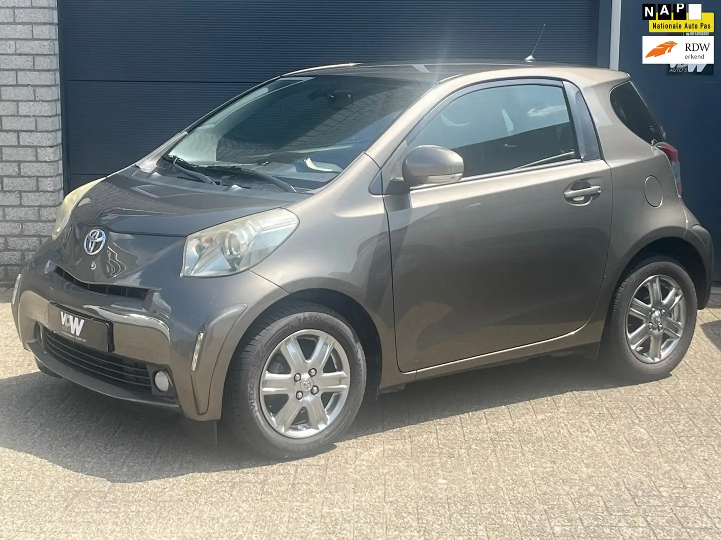 Toyota iQ 1.0 VVTi Aspiration LIMITED EDITION Bruin - 1