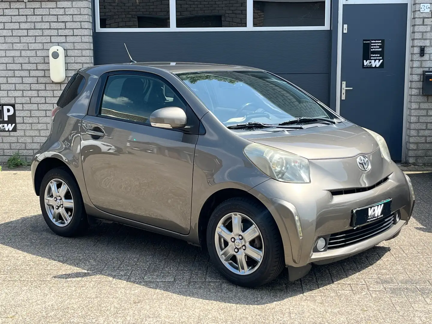 Toyota iQ 1.0 VVTi Aspiration LIMITED EDITION Bruin - 2