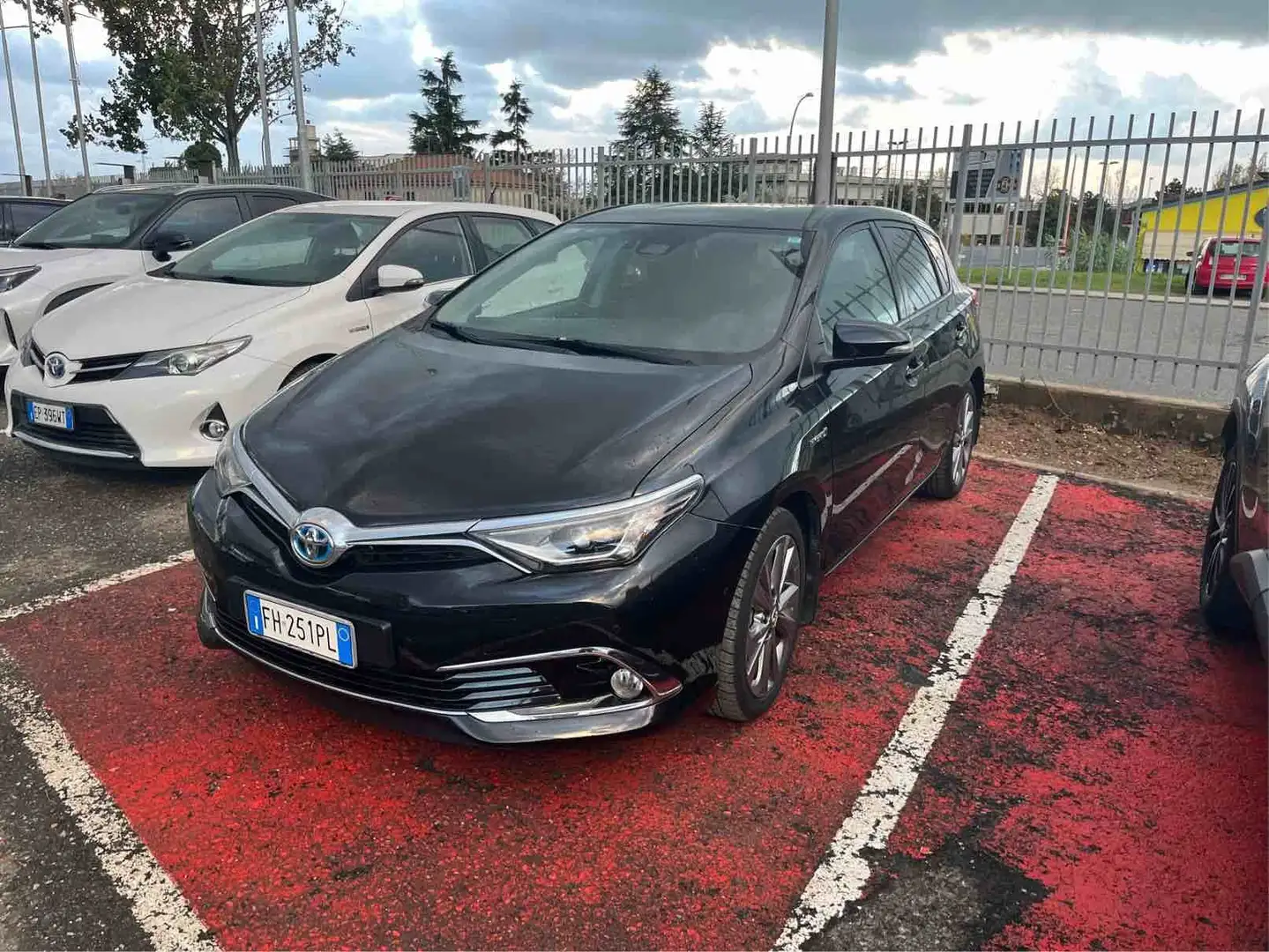 Toyota Auris 5p 1.8h Lounge Nero - 1