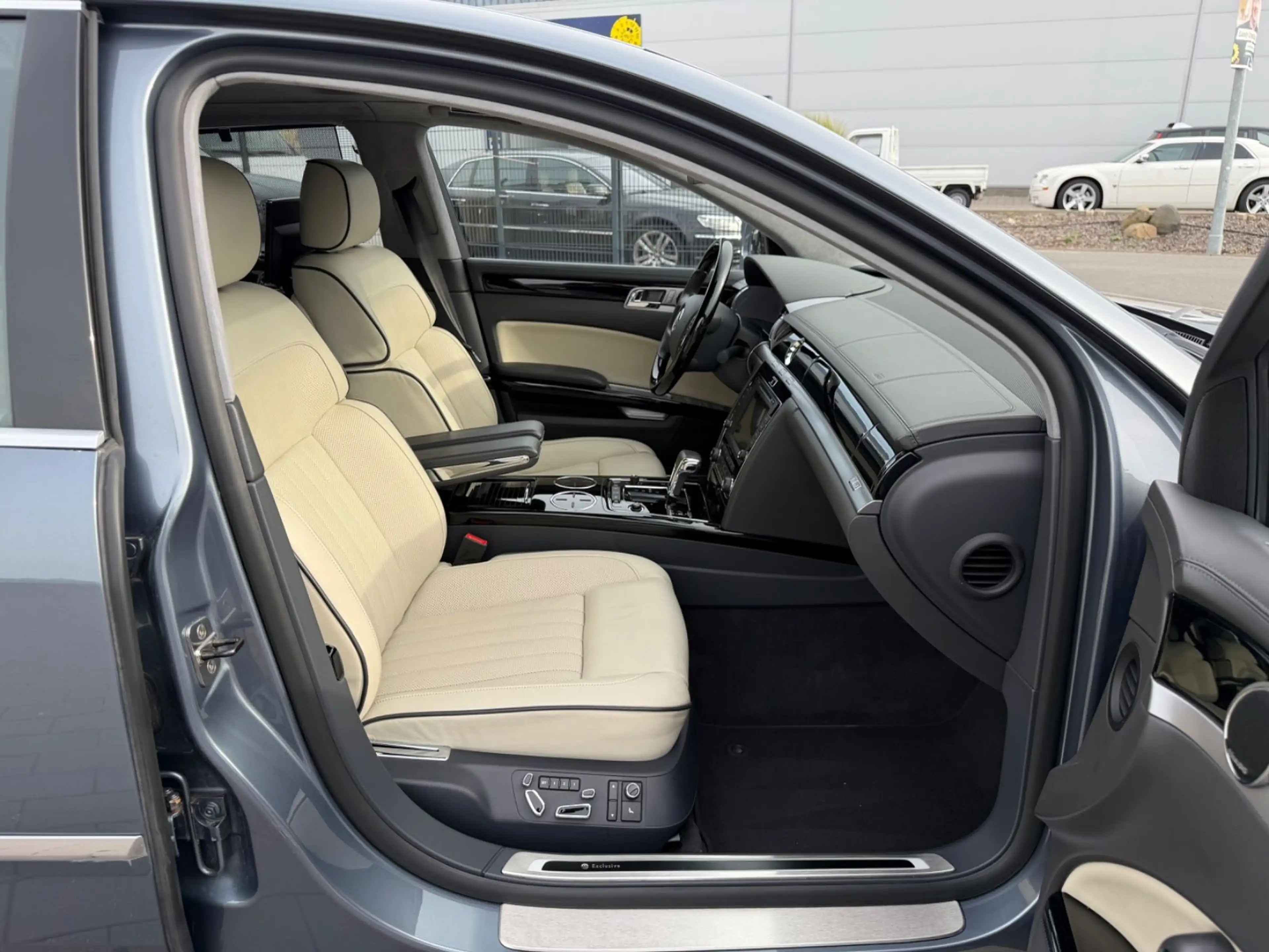 Volkswagen Phaeton 4.2 V8 4-SITZE KURZ*VOLL*VW SCHECKHEFT* — photo 15