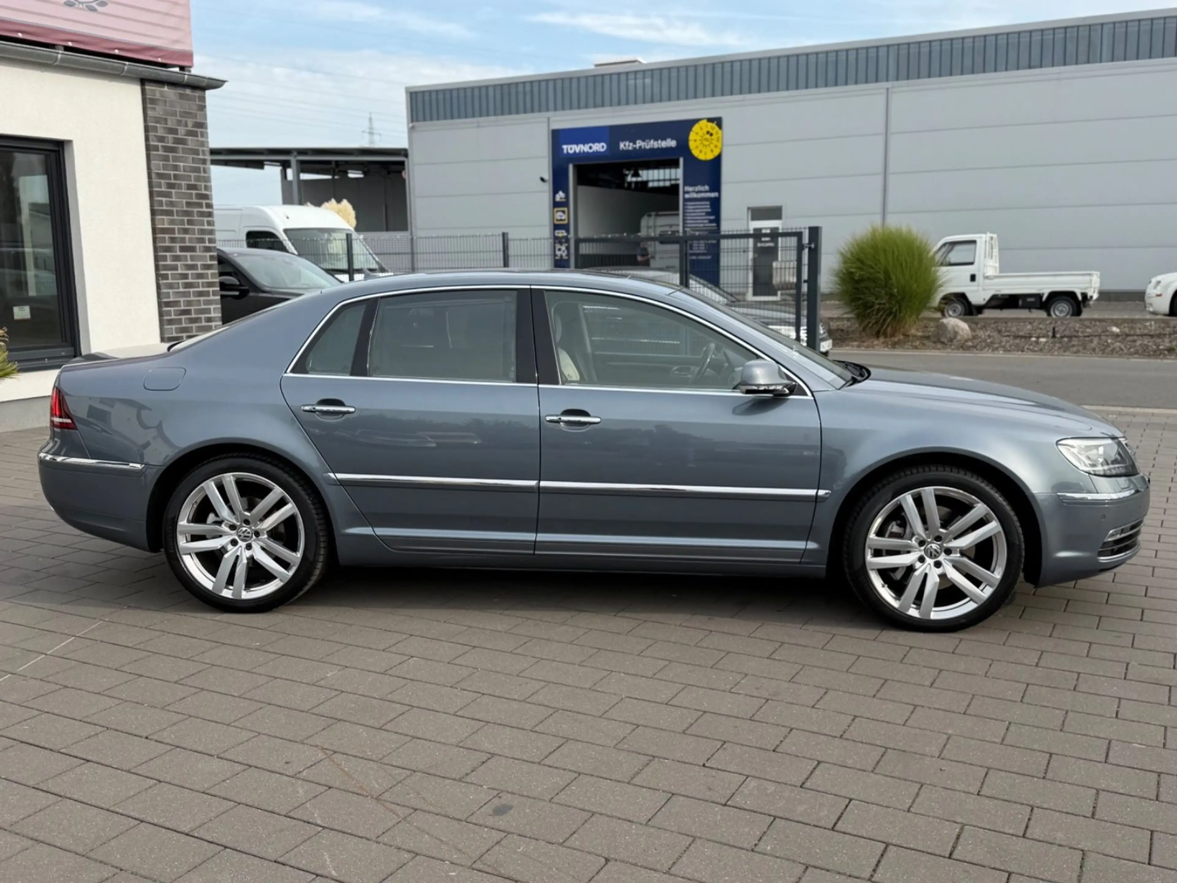 Volkswagen Phaeton 4.2 V8 4-SITZE KURZ*VOLL*VW SCHECKHEFT* — photo 9