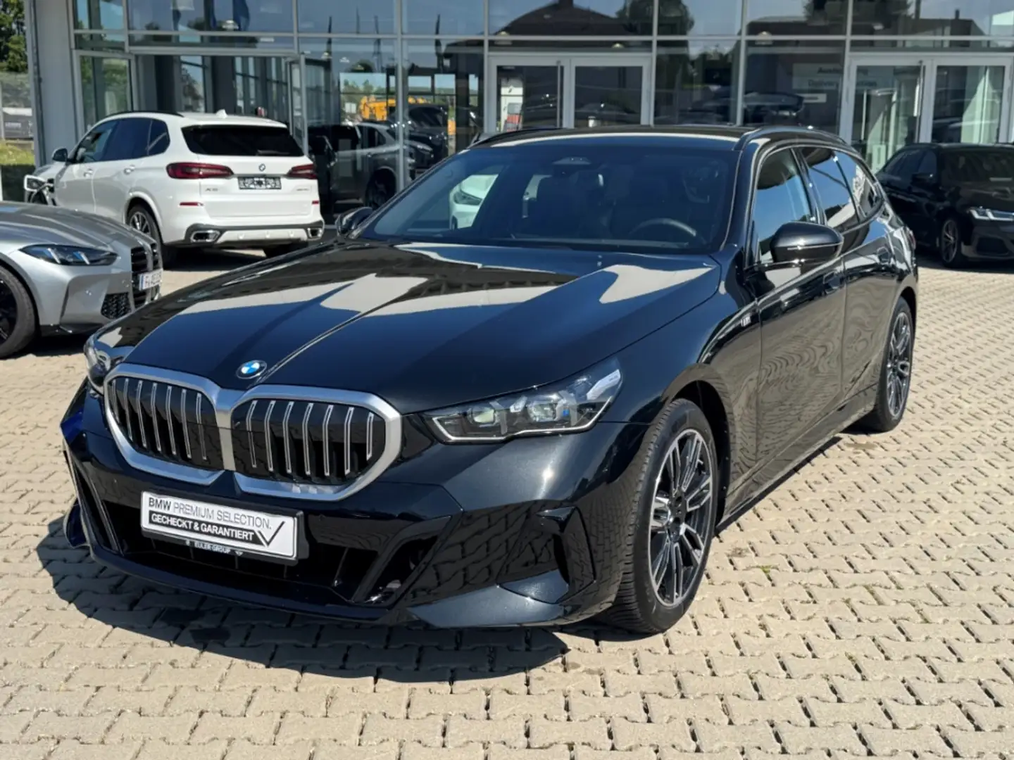 BMW 520 d Touring M Sport AHK Pano H/K PAP StandHzg Sitzbe Schwarz - 2