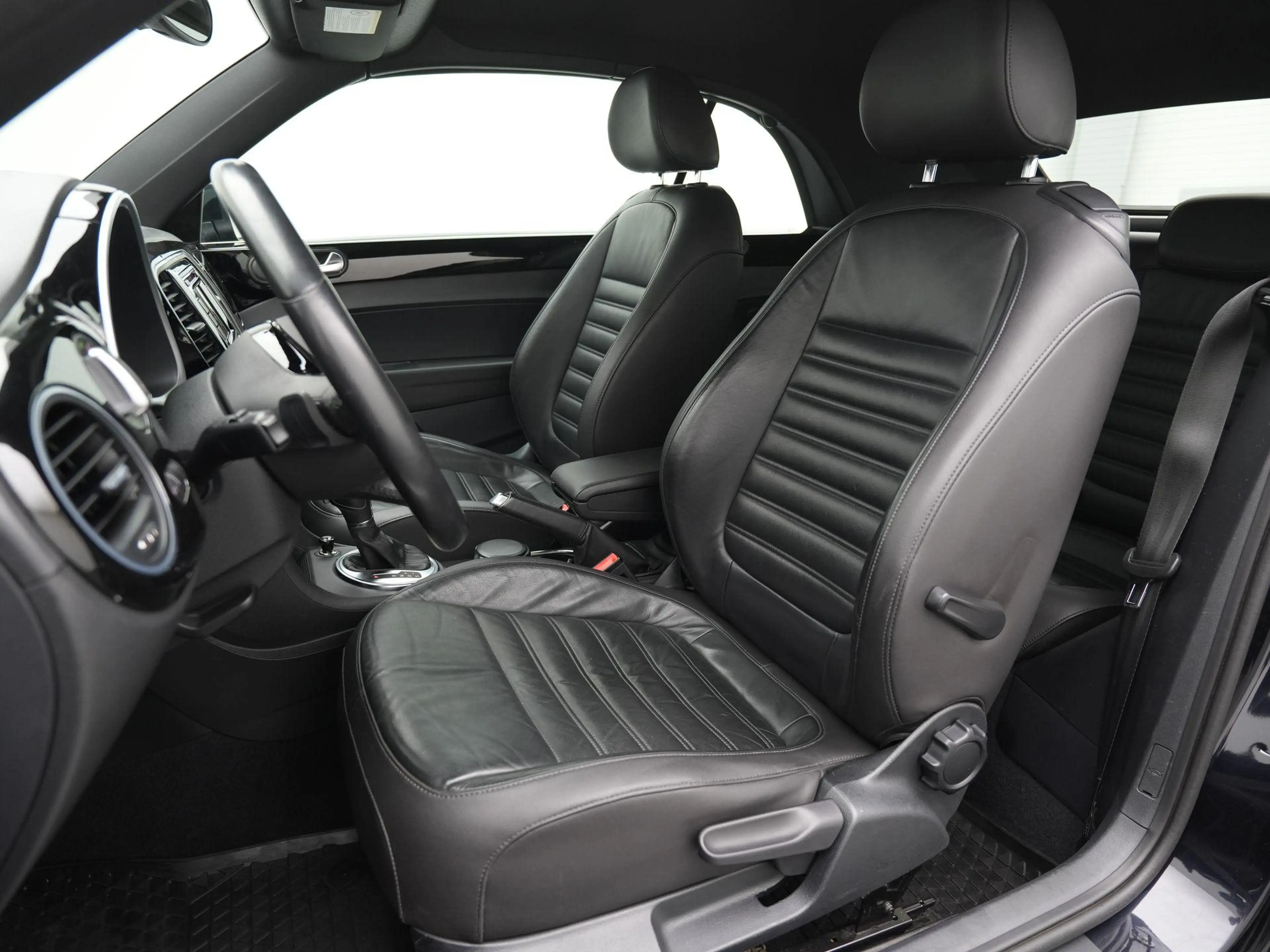 Volkswagen Beetle Cabriolet 1.2 TSI 105pk Design BlueMotion | Stoelv — photo 9