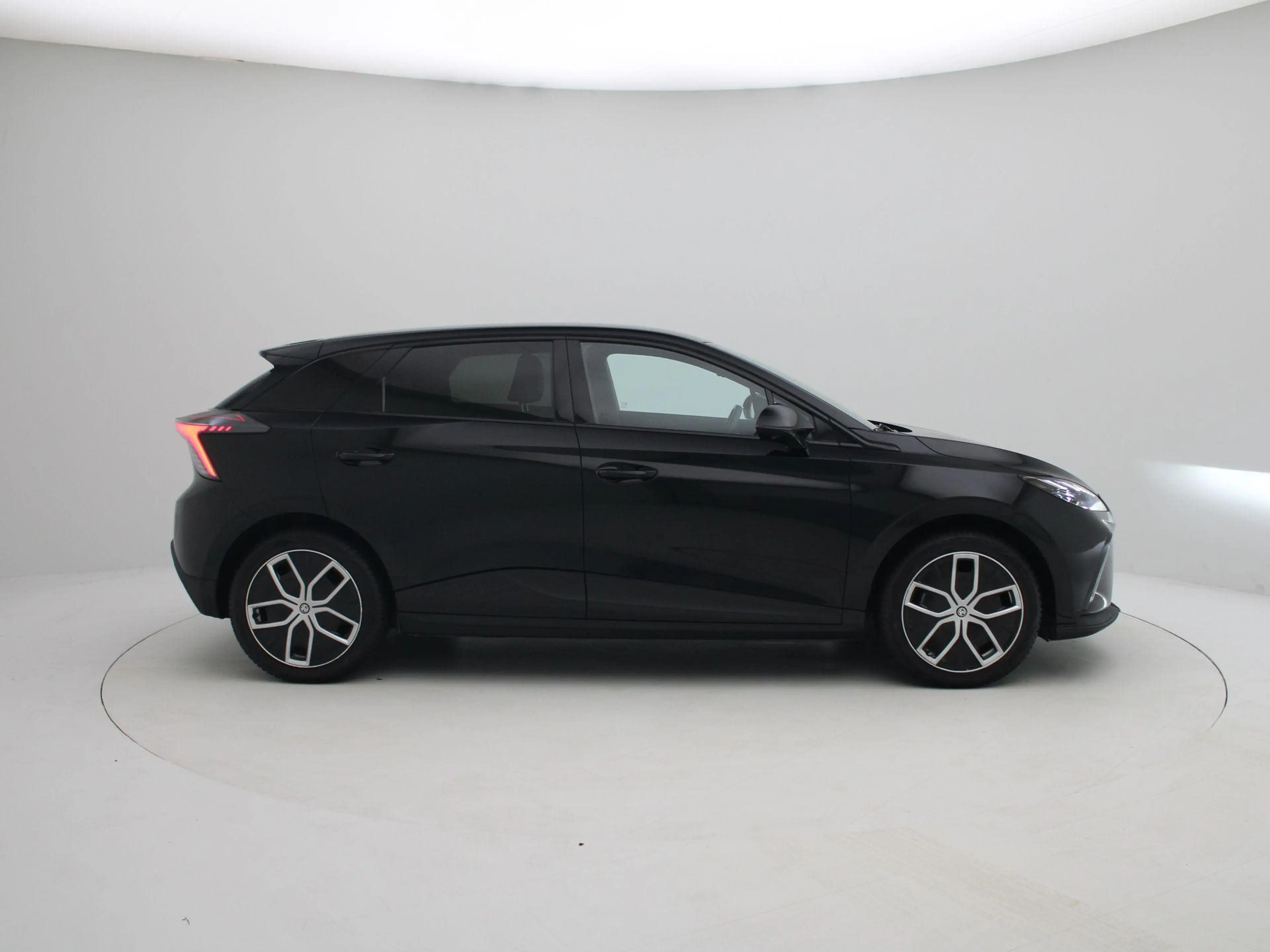 MG MG4 Long Range Luxury 64 kWh — photo 6