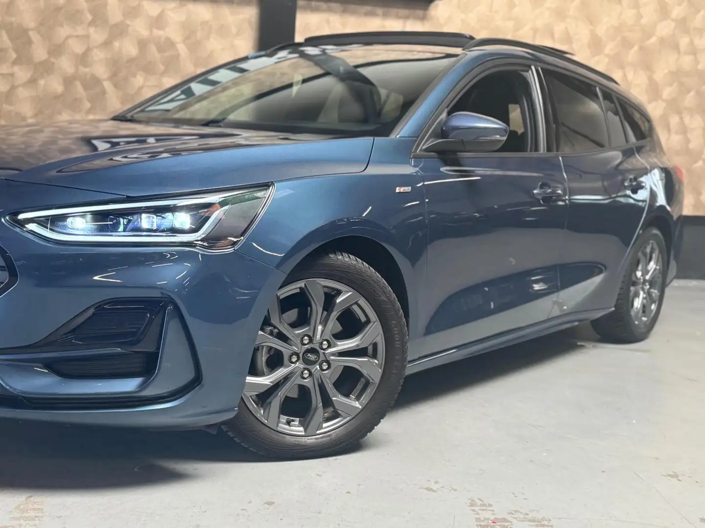 Ford Focus Wagon 1.0 EcoBoost Hybrid Active X ST Line | Pano Blau - 2
