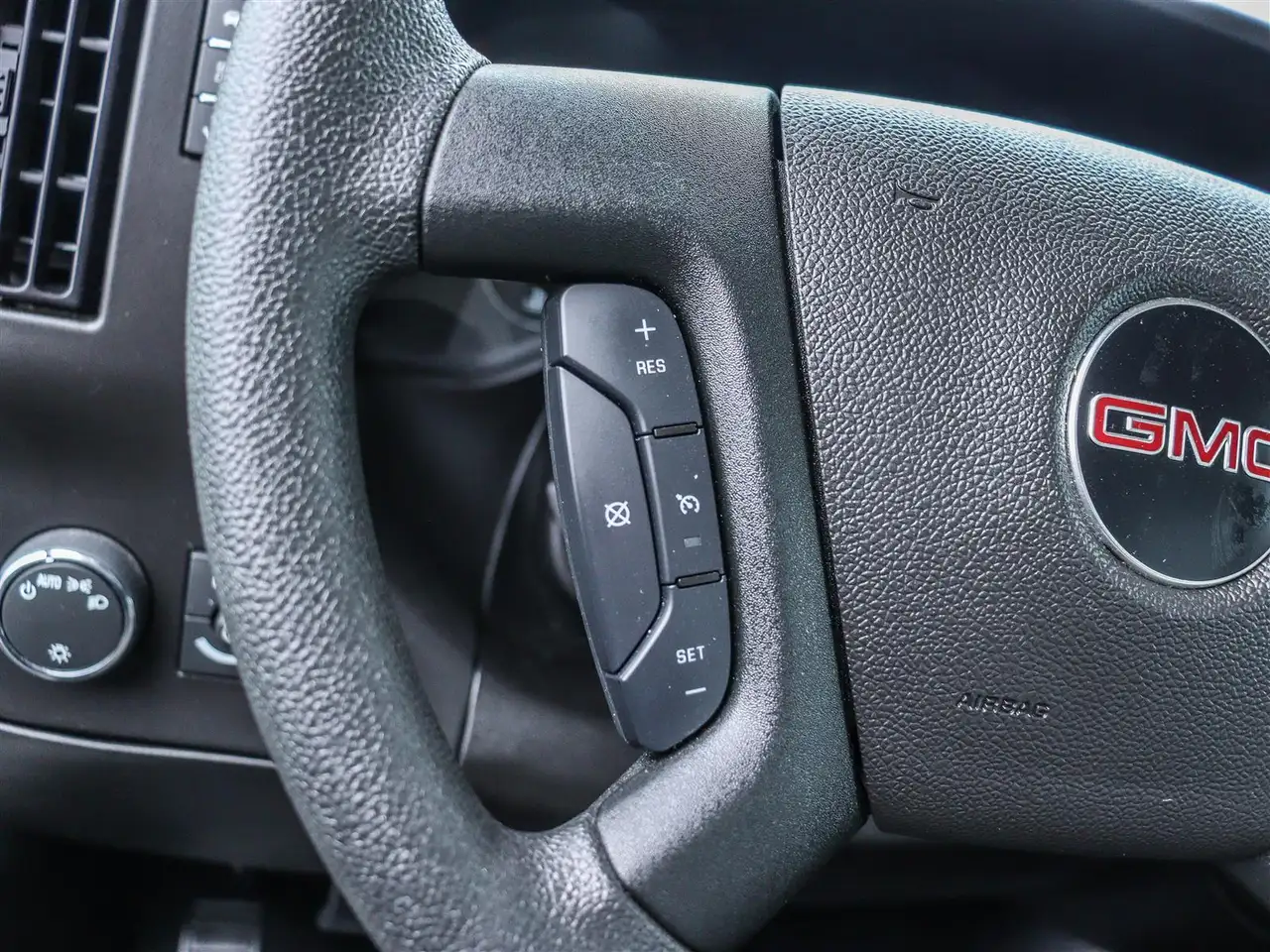 GMC Savana снимка GMC Savana
