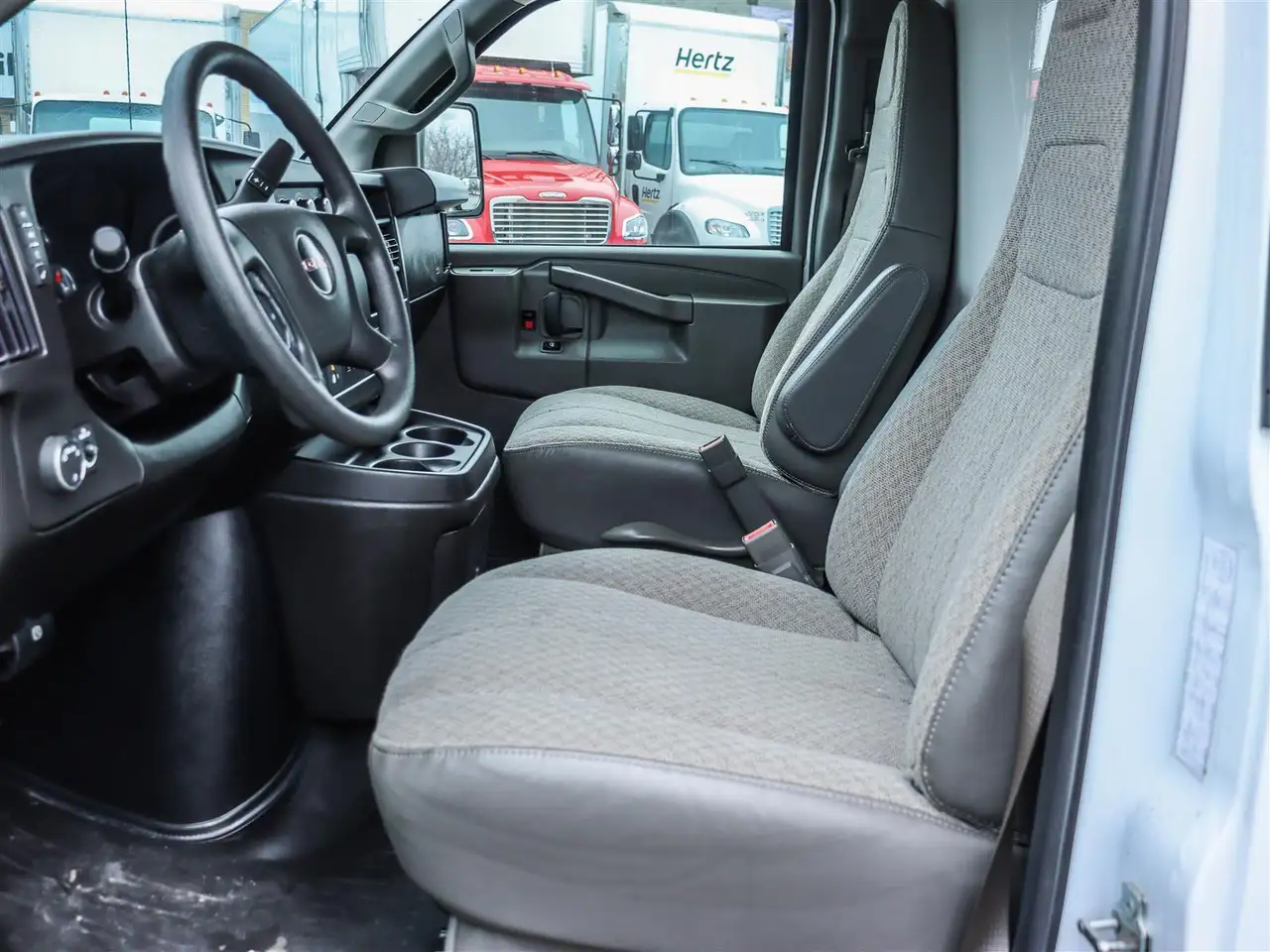 GMC Savana снимка GMC Savana