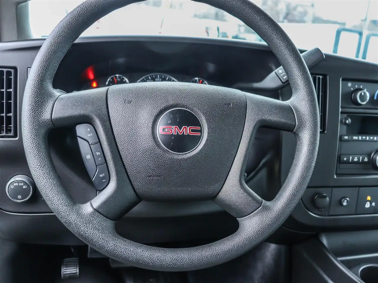 GMC Savana снимка GMC Savana
