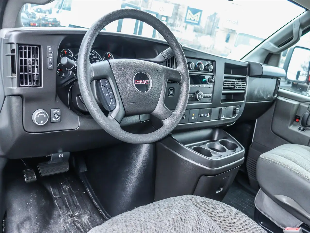 GMC Savana снимка GMC Savana