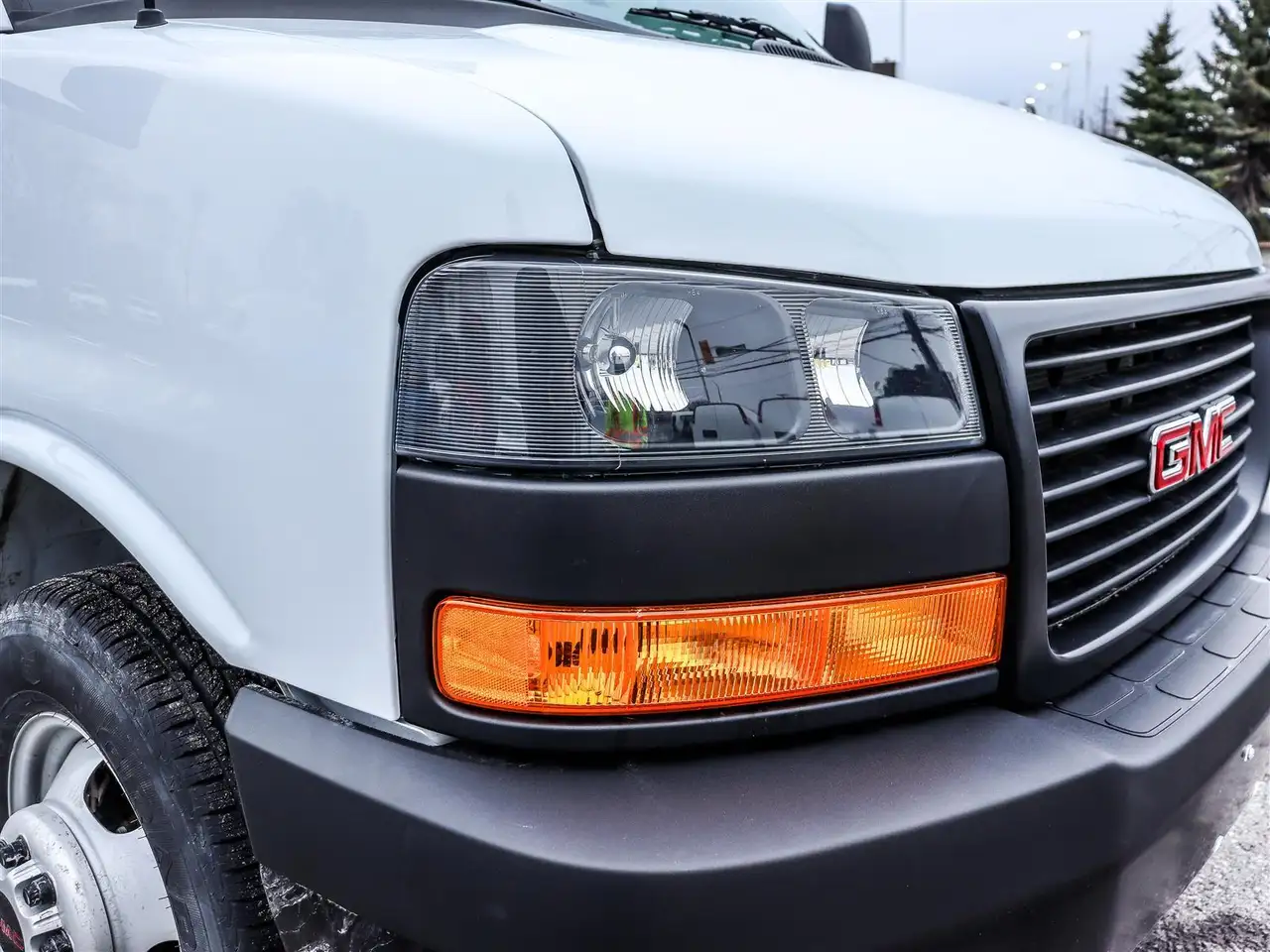 GMC Savana снимка GMC Savana