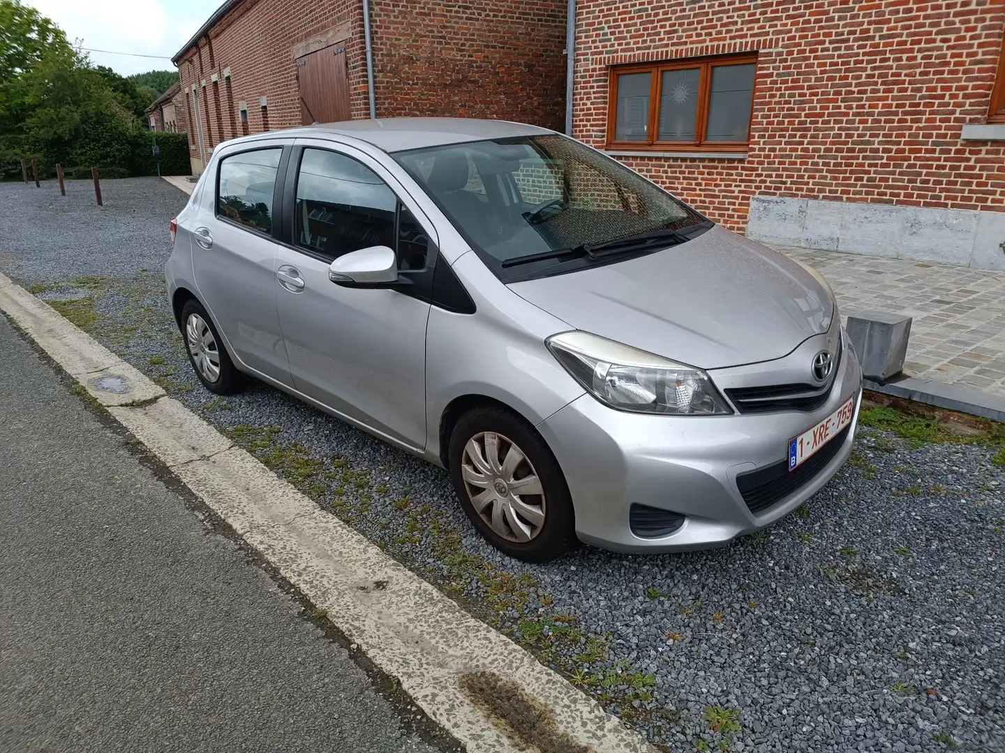 Toyota Yaris 1.3 - 87 VVT-i Gris - 1
