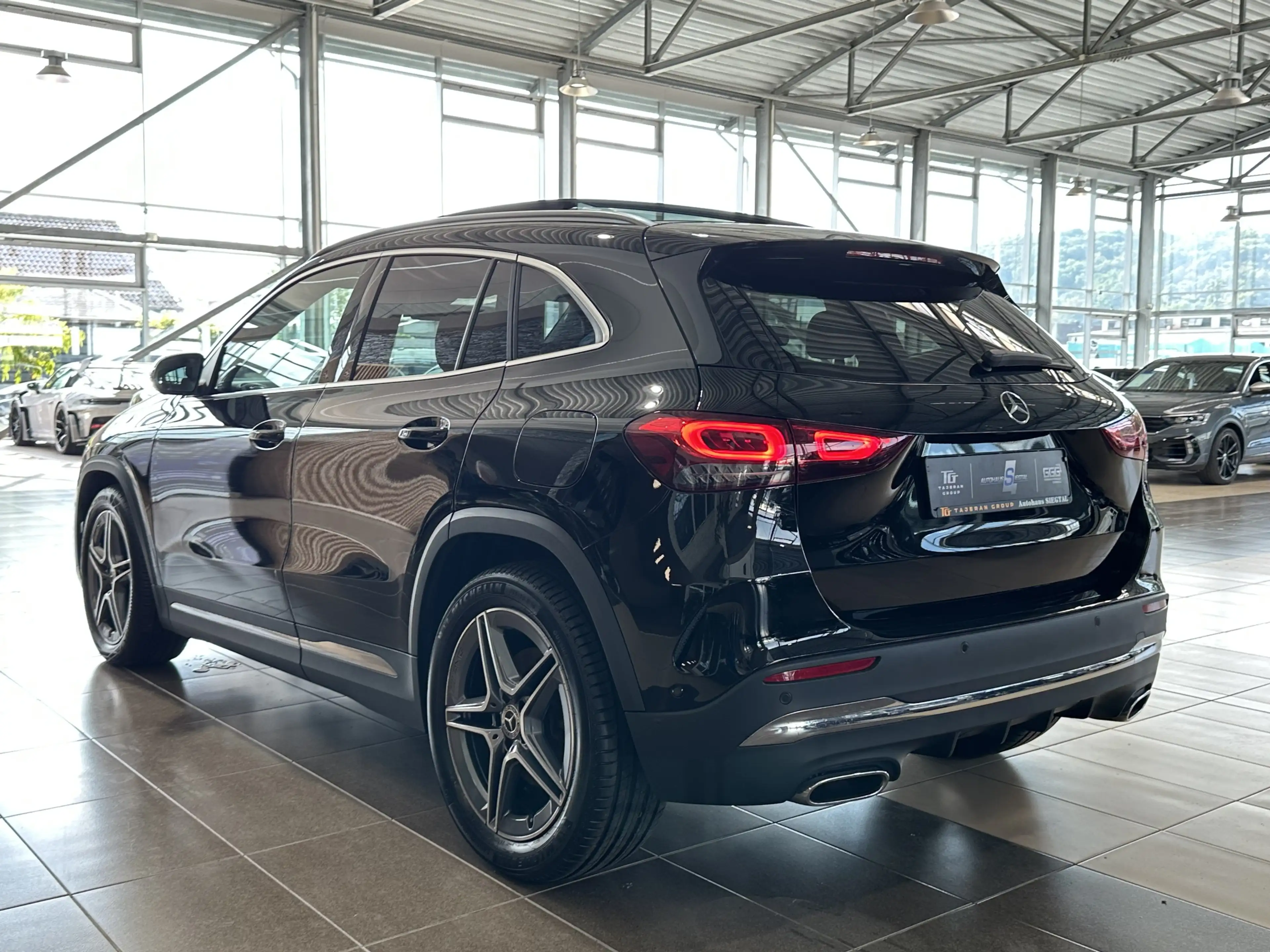 Mercedes-Benz GLA 220 d 4Matic AMG-Line 360Cam Ambiente Pano — photo 4
