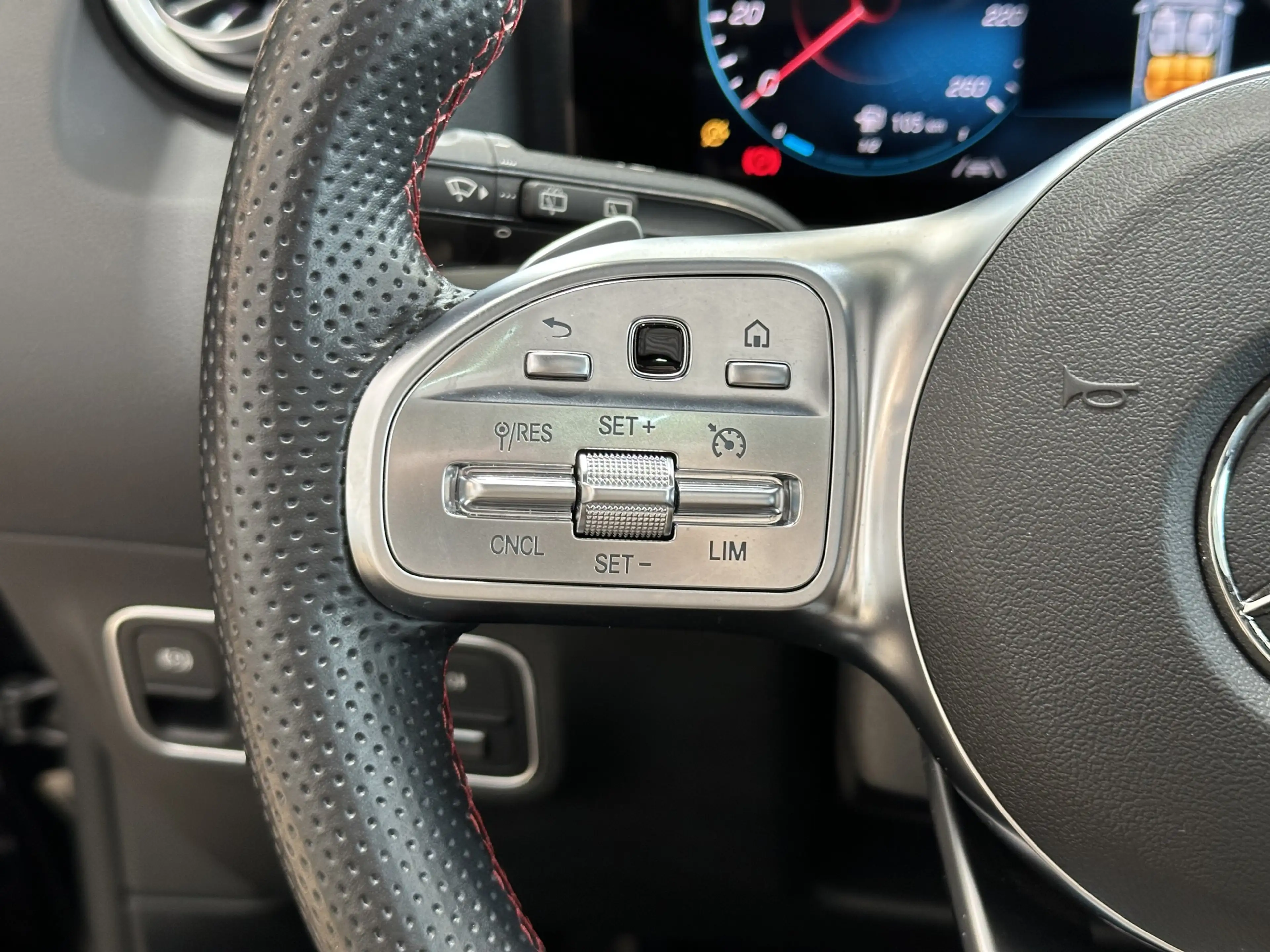 Mercedes-Benz GLA 220 d 4Matic AMG-Line 360Cam Ambiente Pano — photo 15