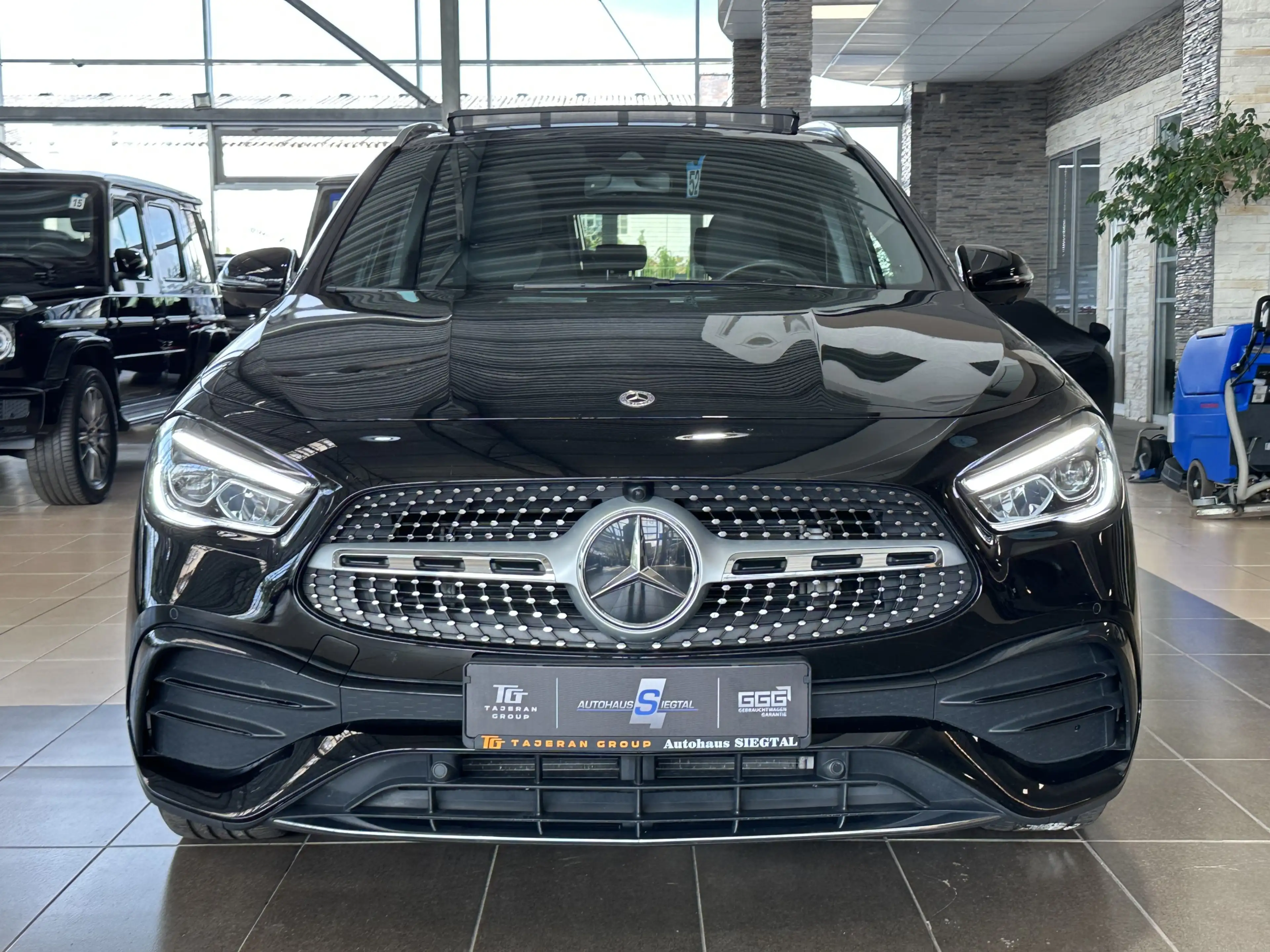 Mercedes-Benz GLA 220 d 4Matic AMG-Line 360Cam Ambiente Pano — photo 2