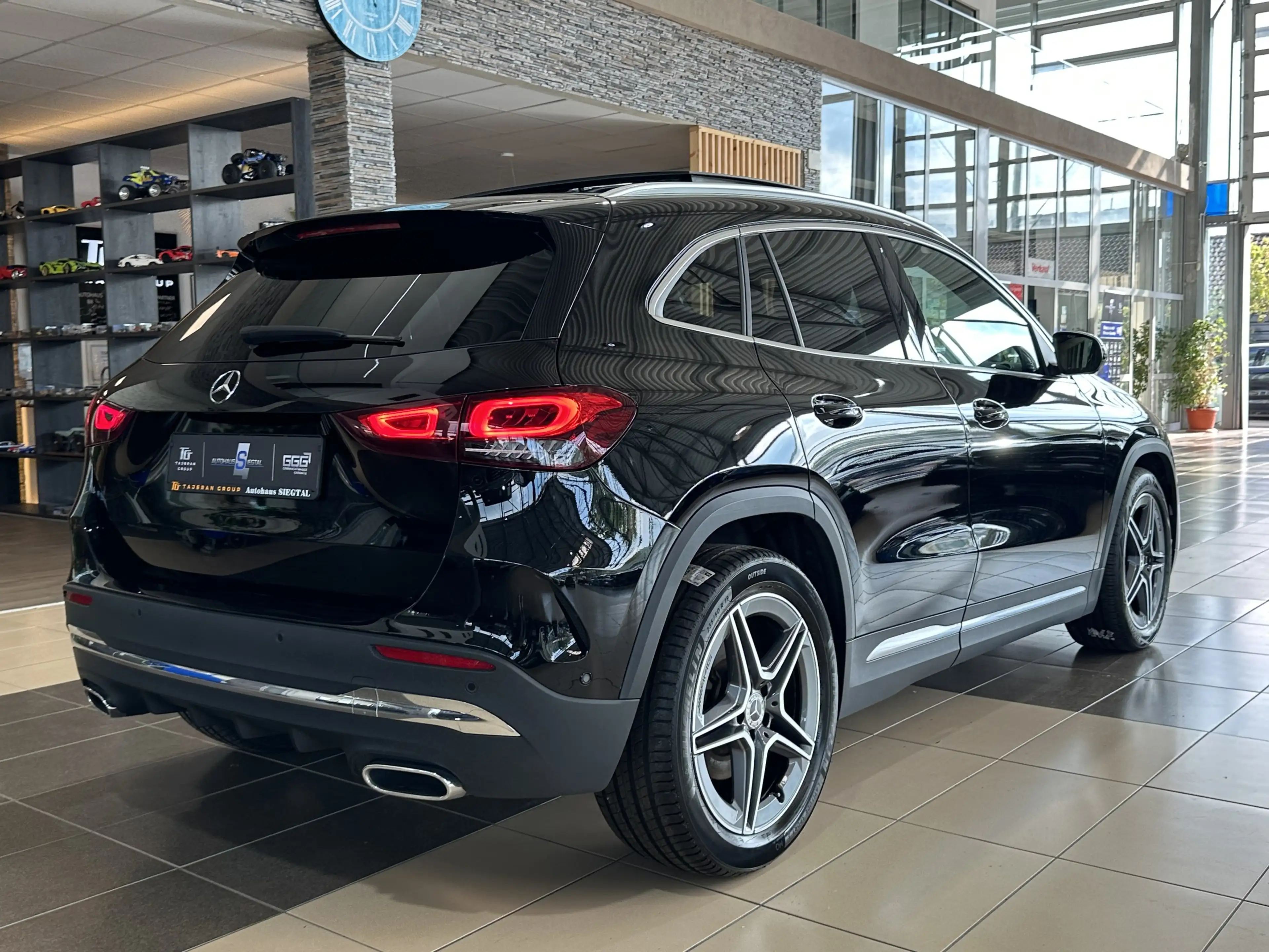 Mercedes-Benz GLA 220 d 4Matic AMG-Line 360Cam Ambiente Pano — photo 7