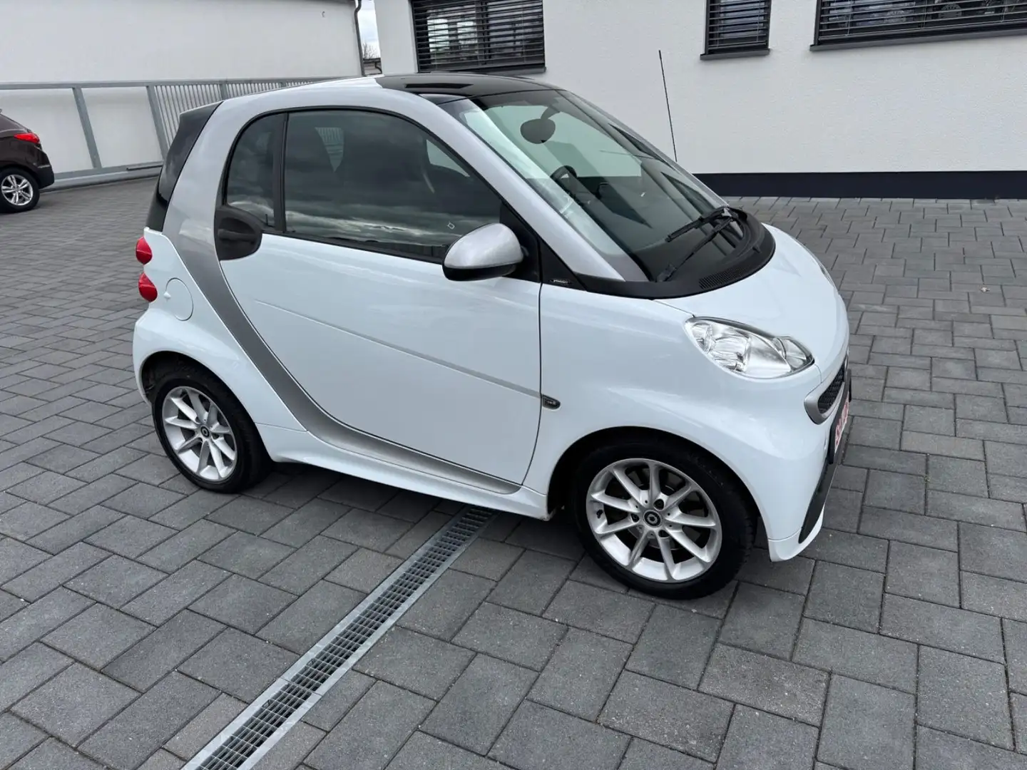 smart forTwo fortwo coupe Micro Hybrid Drive 52kW Silber - 1