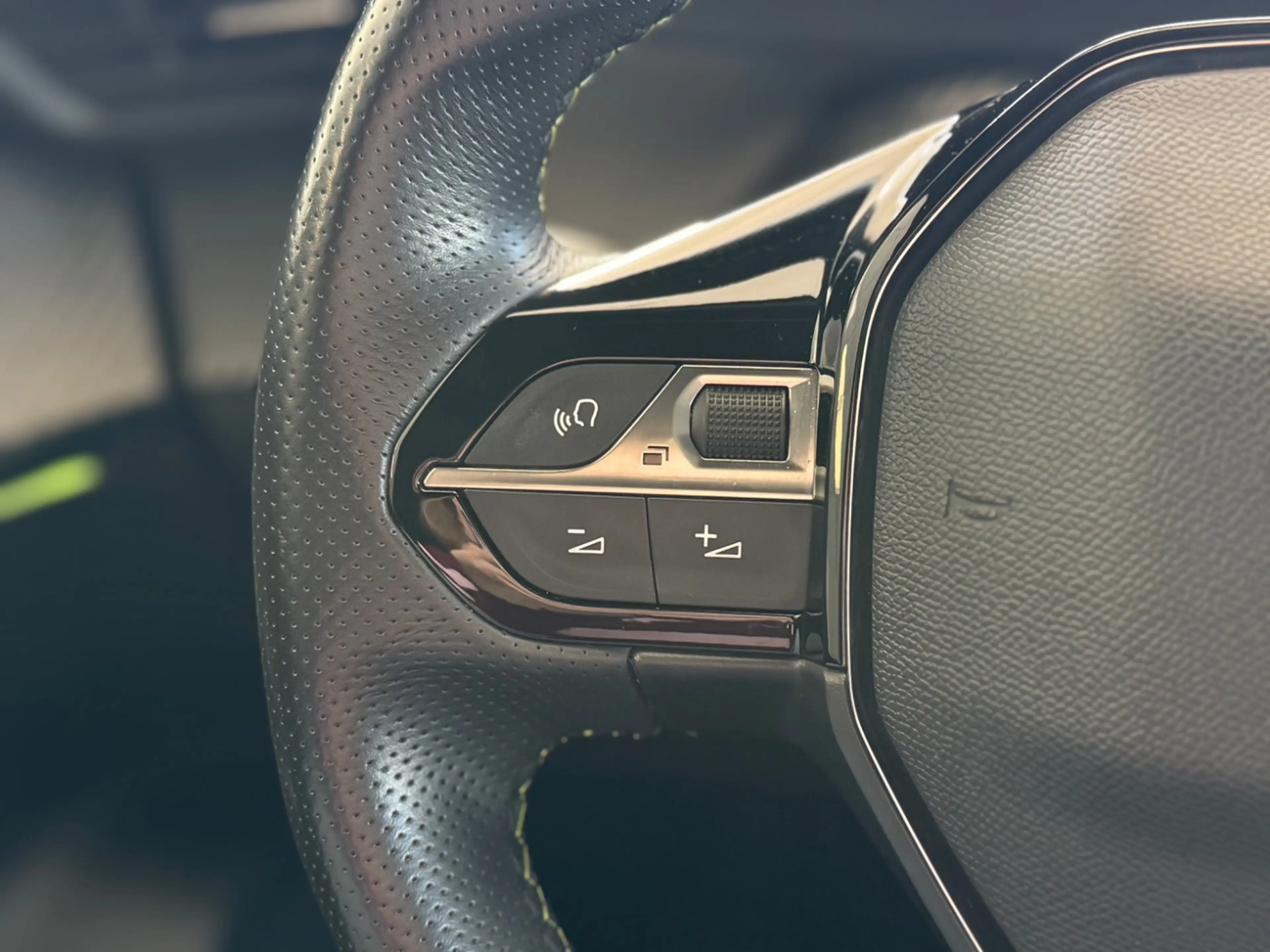 Peugeot e-2008 136 GT Pack Sitzheizung*Rückfahrkamera — photo 18