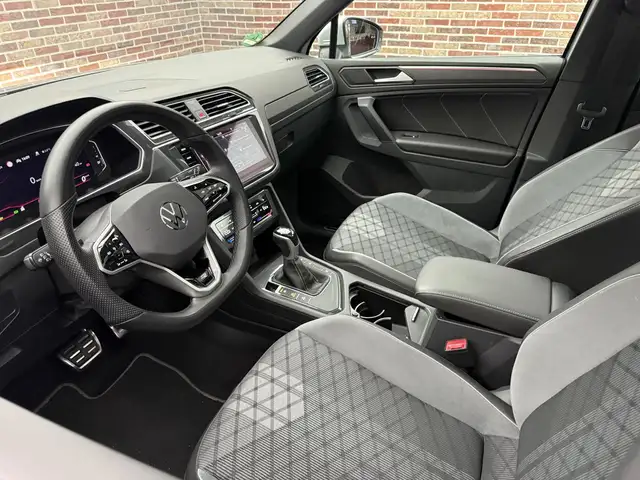 Volkswagen Tiguan view 3