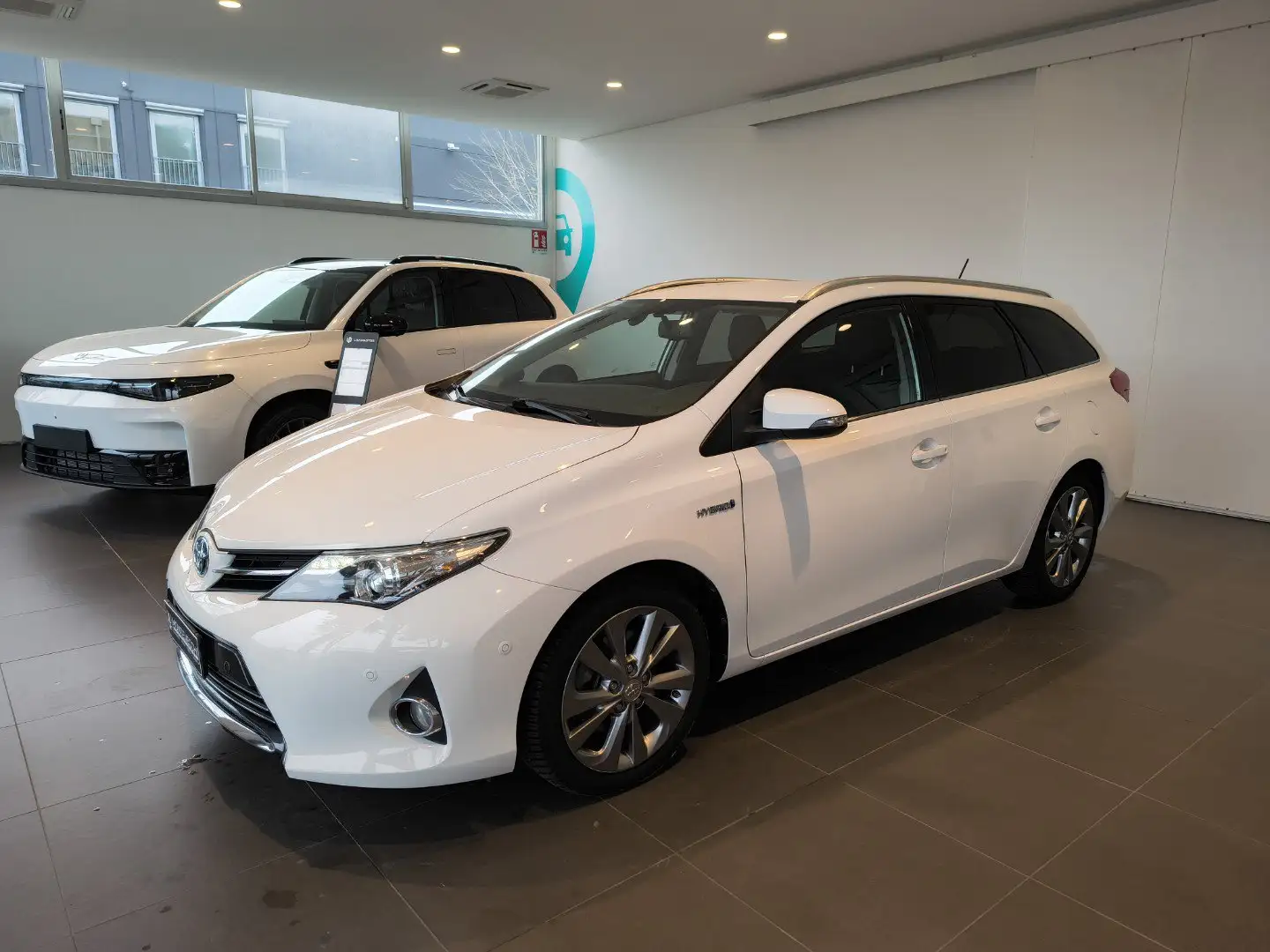 Toyota Auris Touring Sport 1.8 hybrid Lounge Bianco - 1