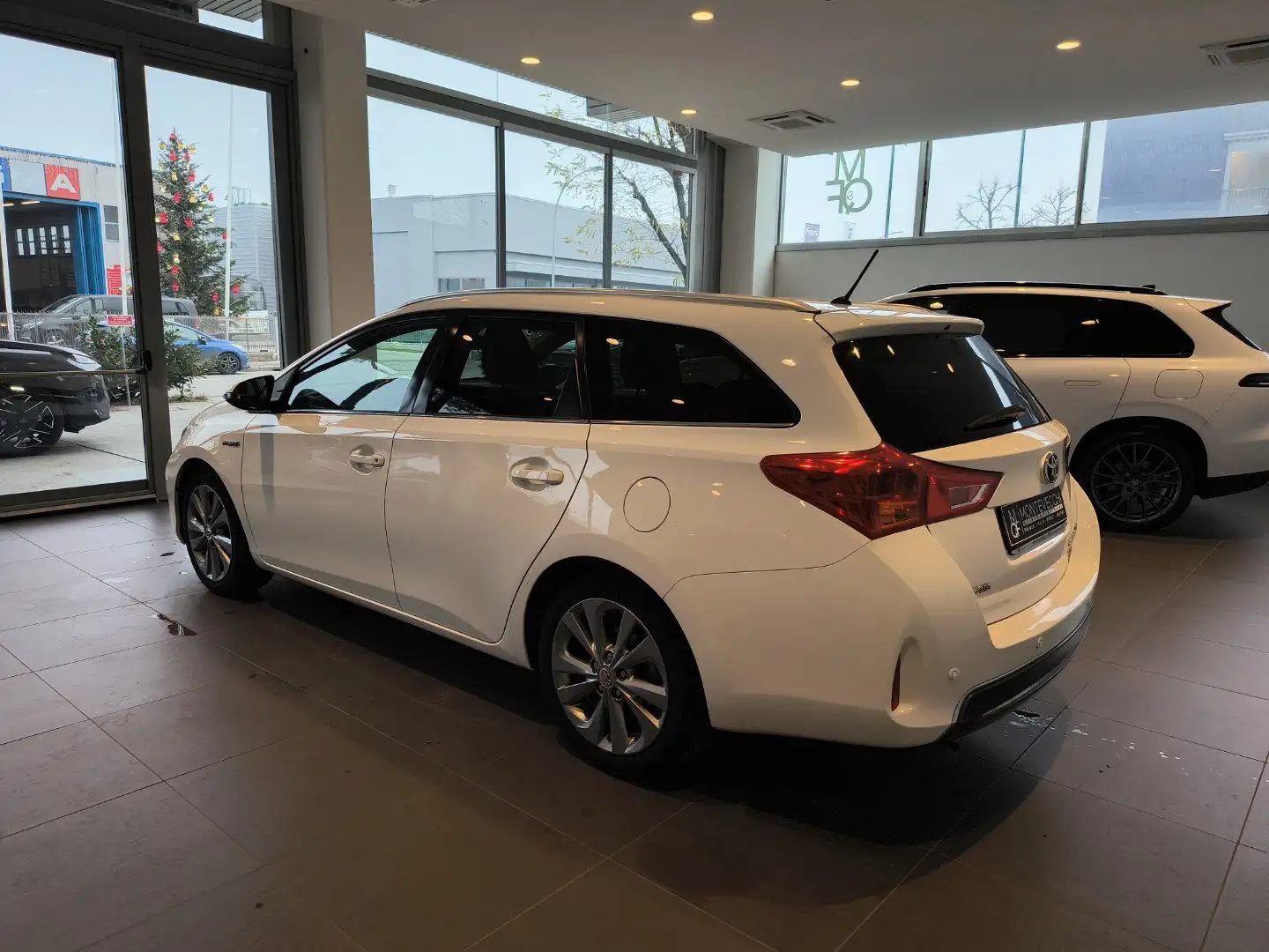 Toyota Auris Touring Sport 1.8 hybrid Lounge Bianco - 2