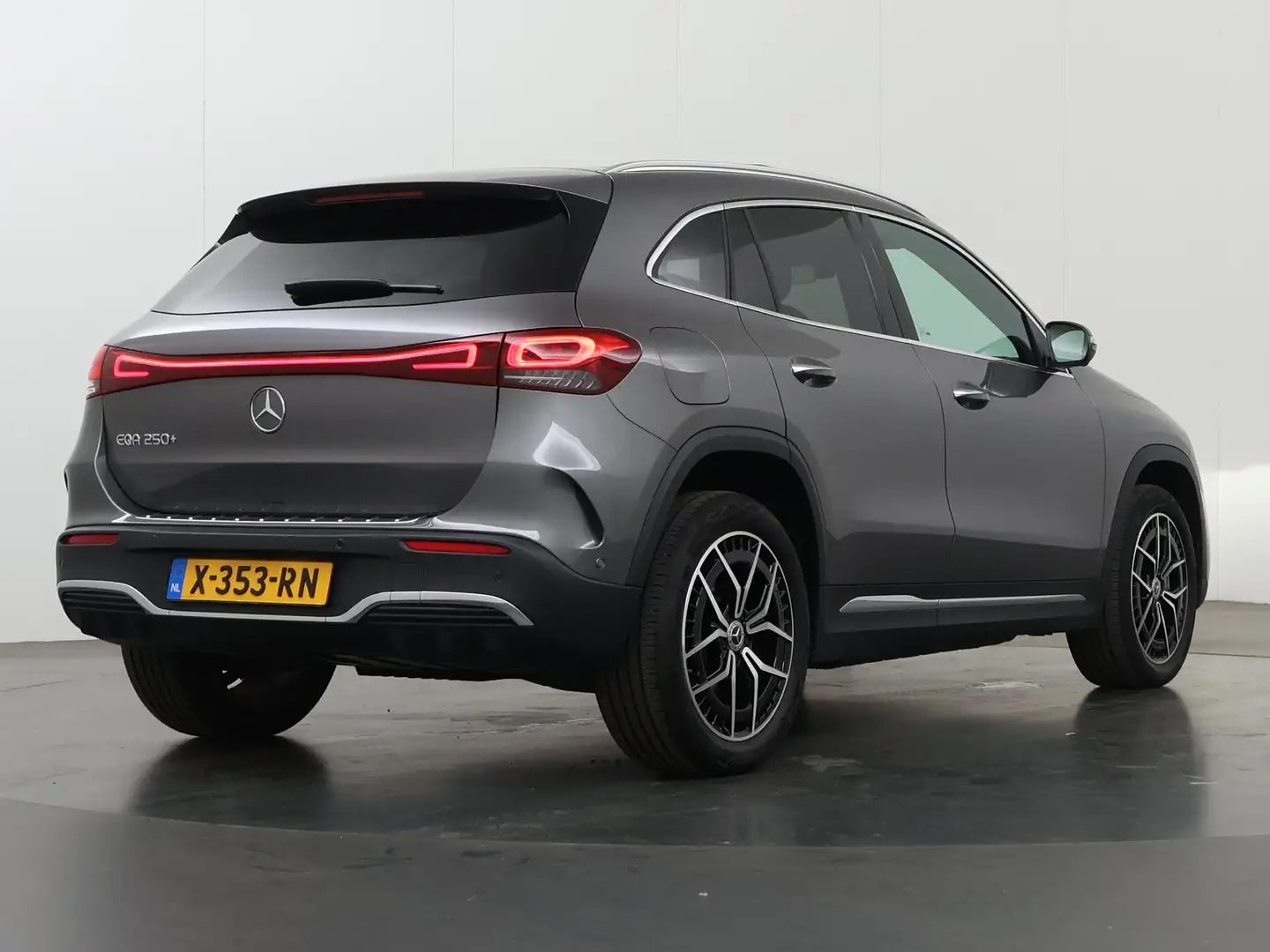 Mercedes-Benz EQA 250 250+ Business Edition 71 kWh | AMG | Panoramadak | Grijs - 2