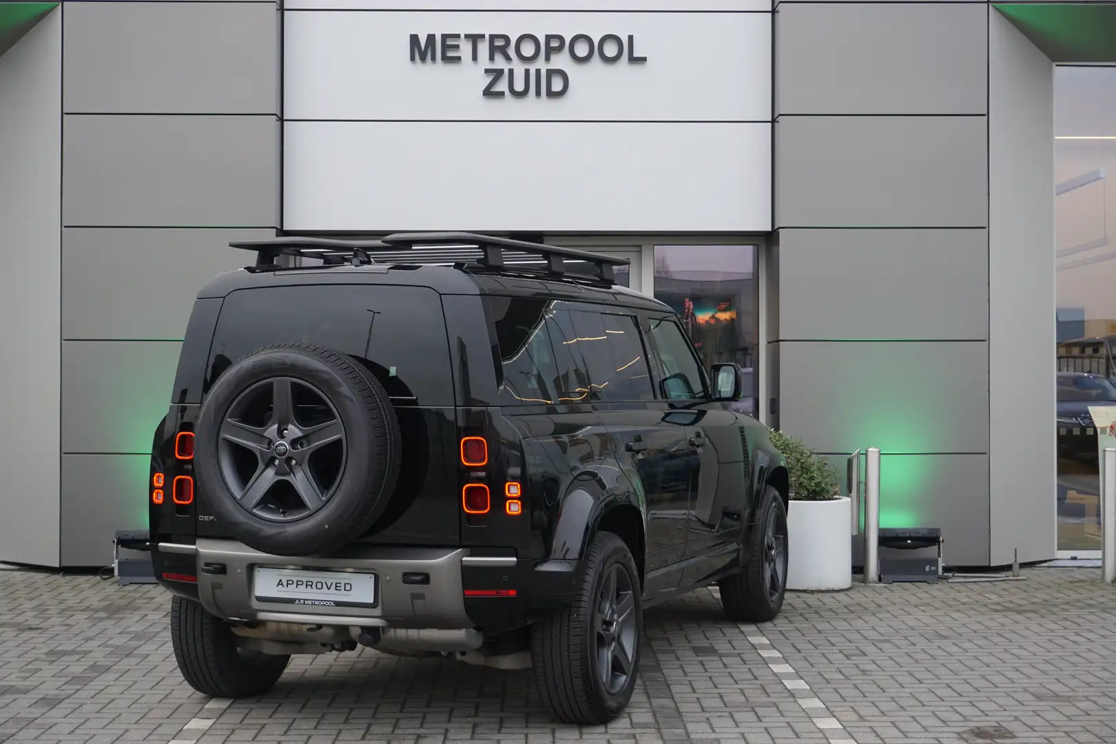 Land Rover Defender 110 3.0 Diesel D200 X-Dynamic SE Schwarz - 2