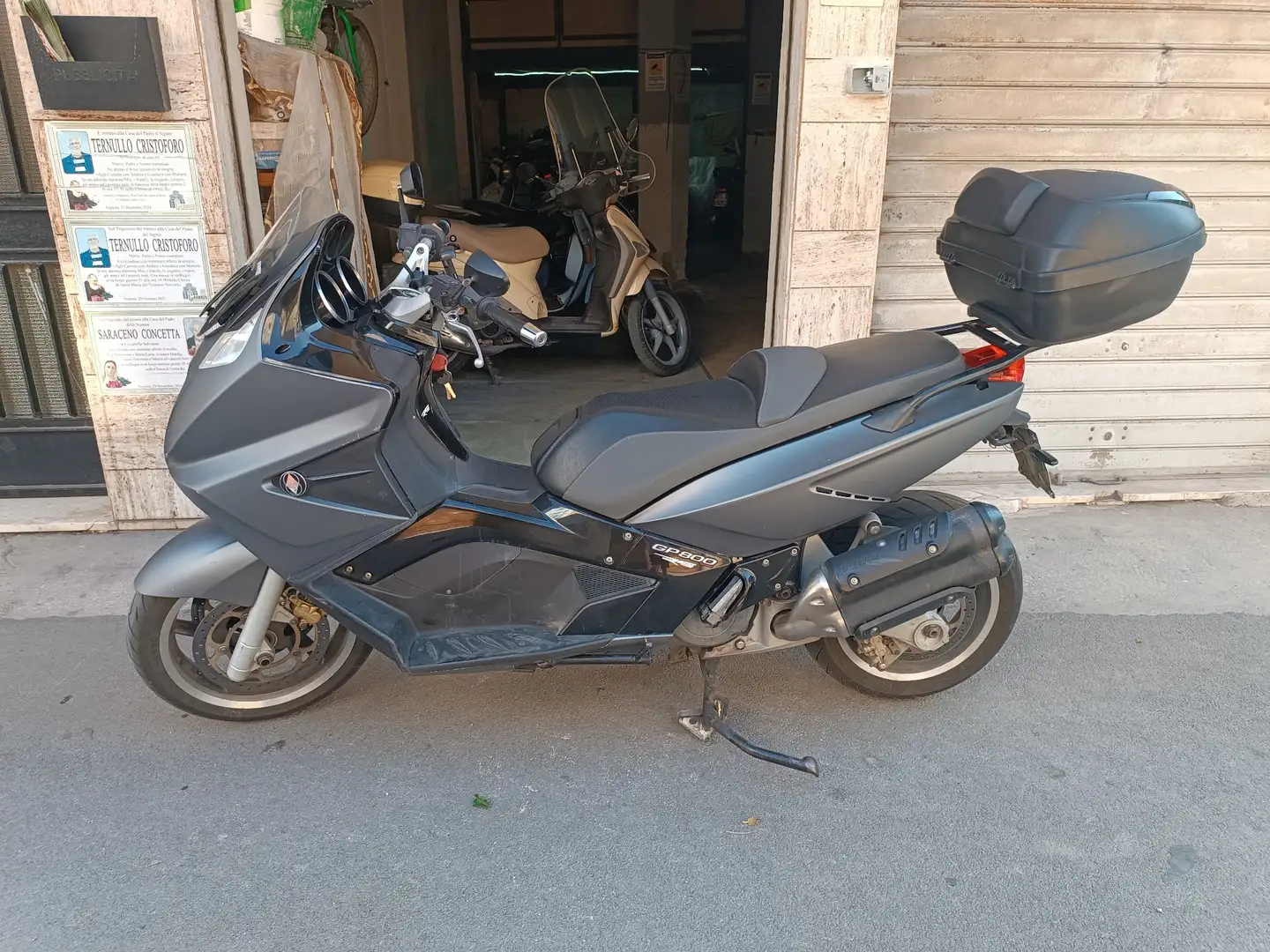 Gilera GP 800 Šedá - 1