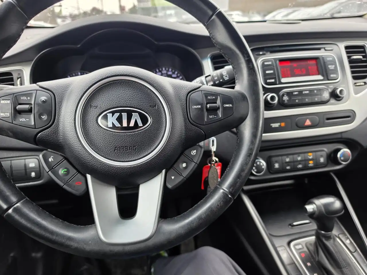 Kia Rondo снимка Kia Rondo
