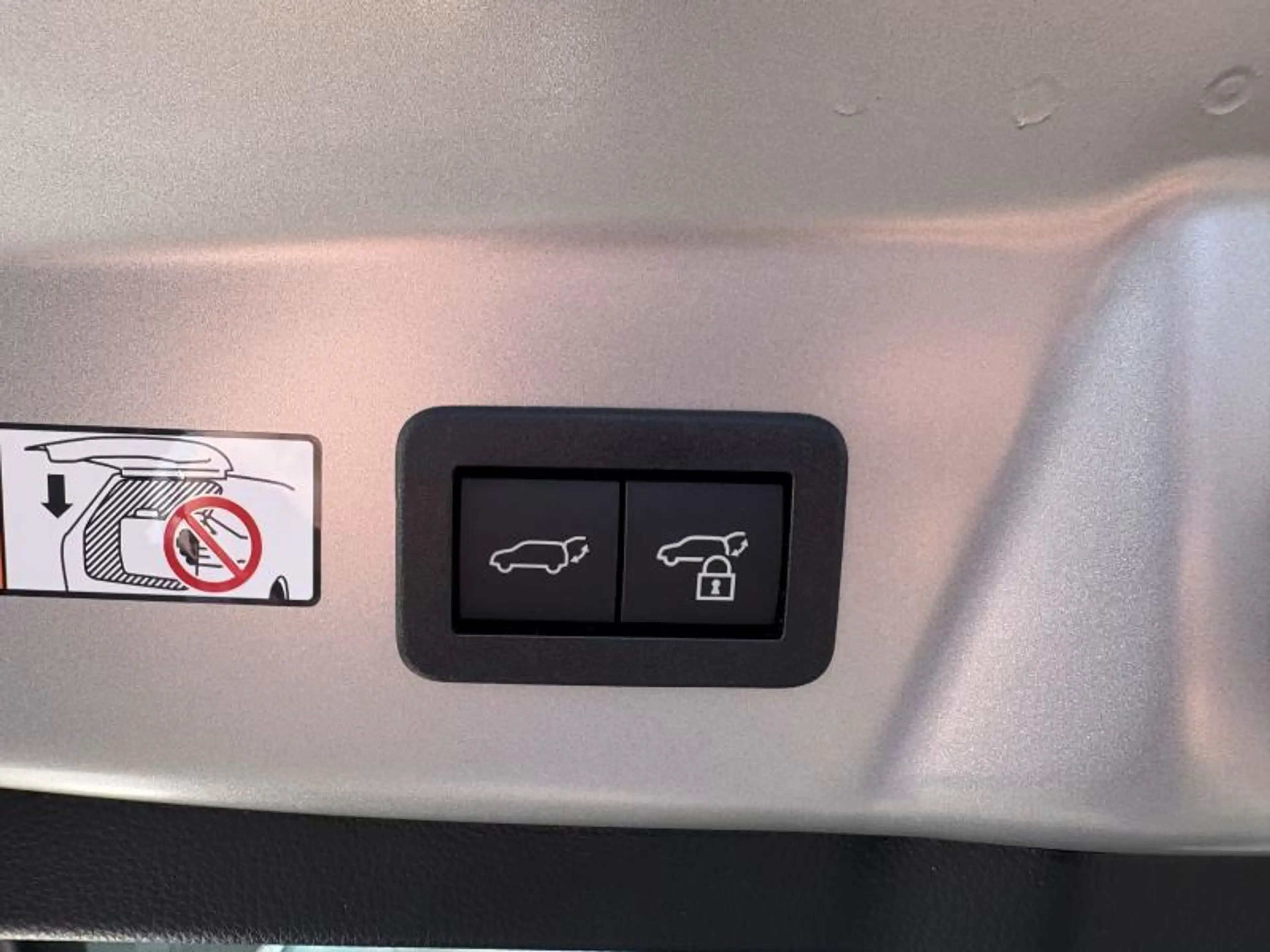 Toyota Prius Premium Plus — photo 9