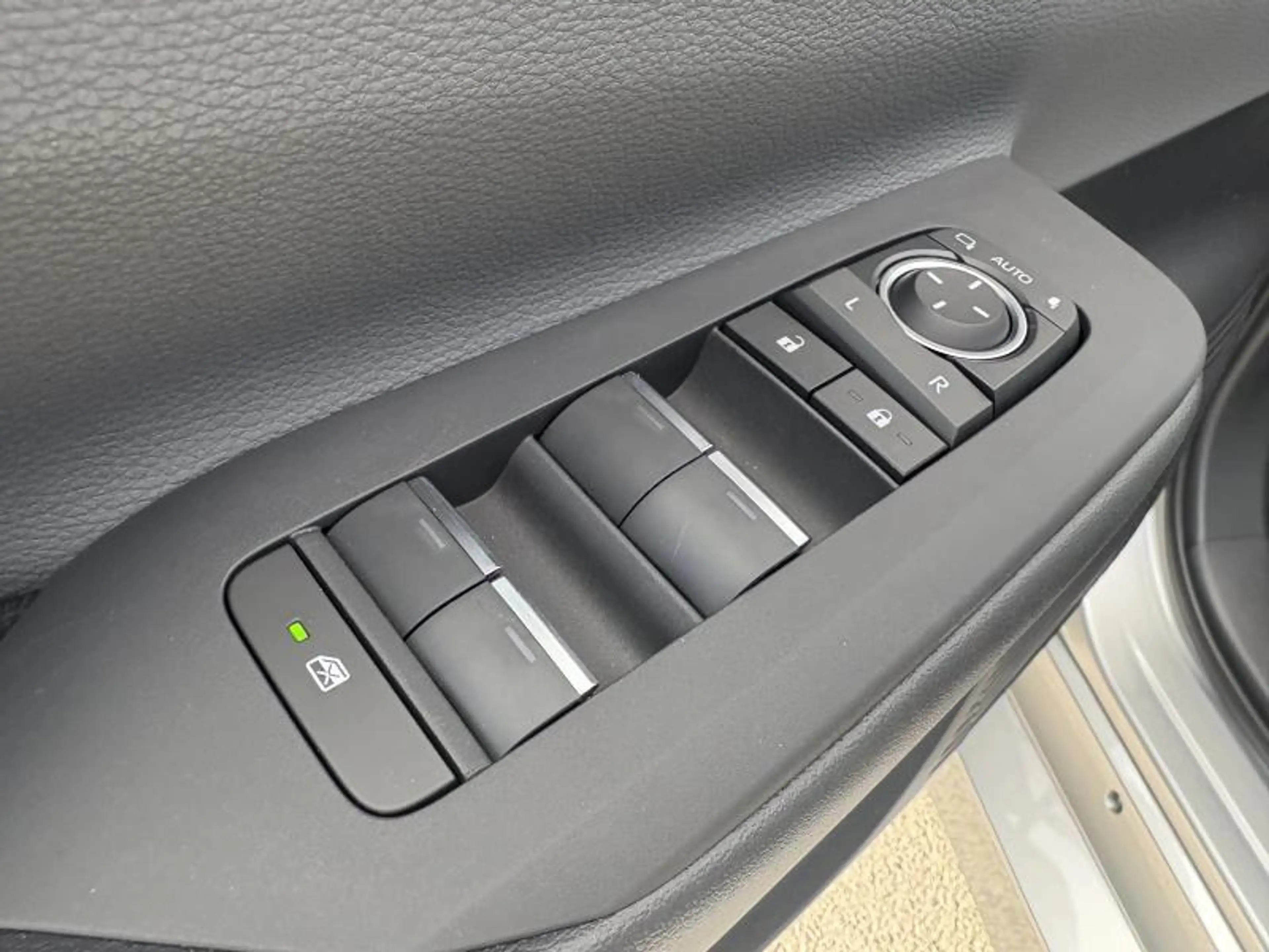 Toyota Prius Premium Plus — photo 14