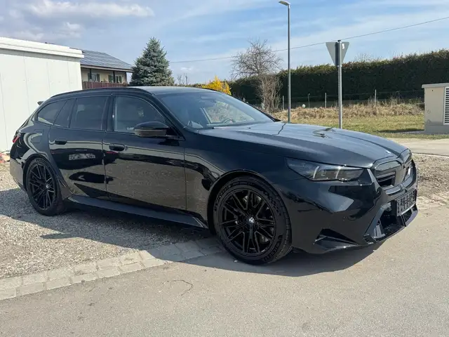BMW M5 view 3