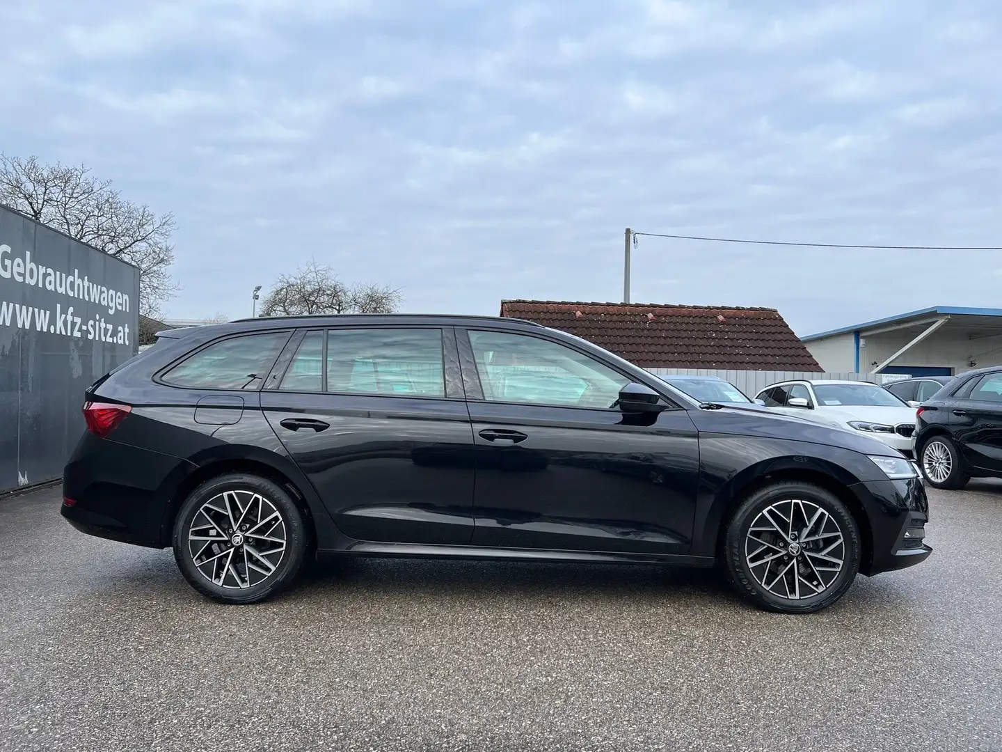 Skoda Octavia Combi 2,0 TDI Ambition DSG | NP: € 40.000 Schwarz - 2