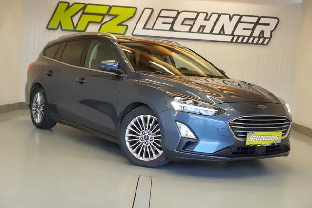 Ford Focus view 3
